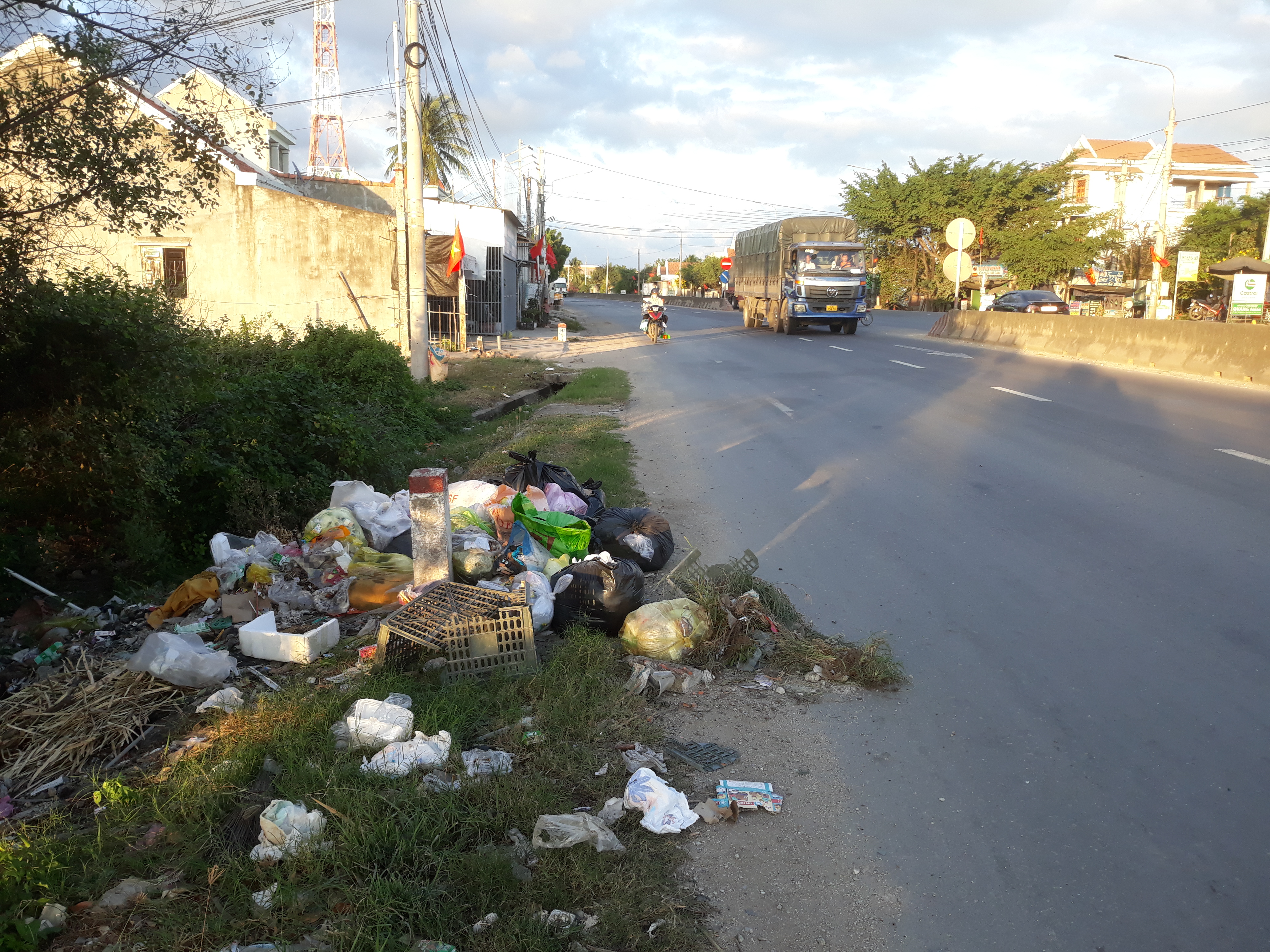 Bỏ rác bừa bãi bên đường                        