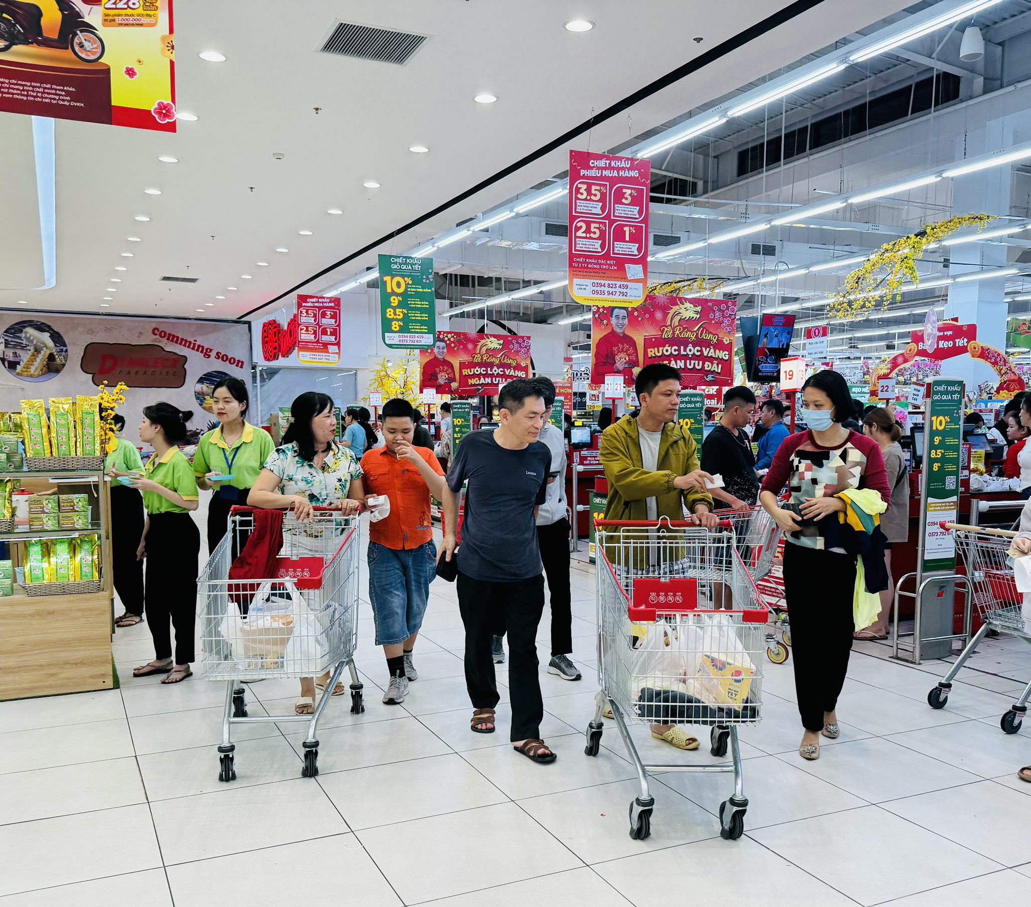 Rất đông người dân tham quan, mua sắm tại Siêu thị Go! Nha Trang. 

