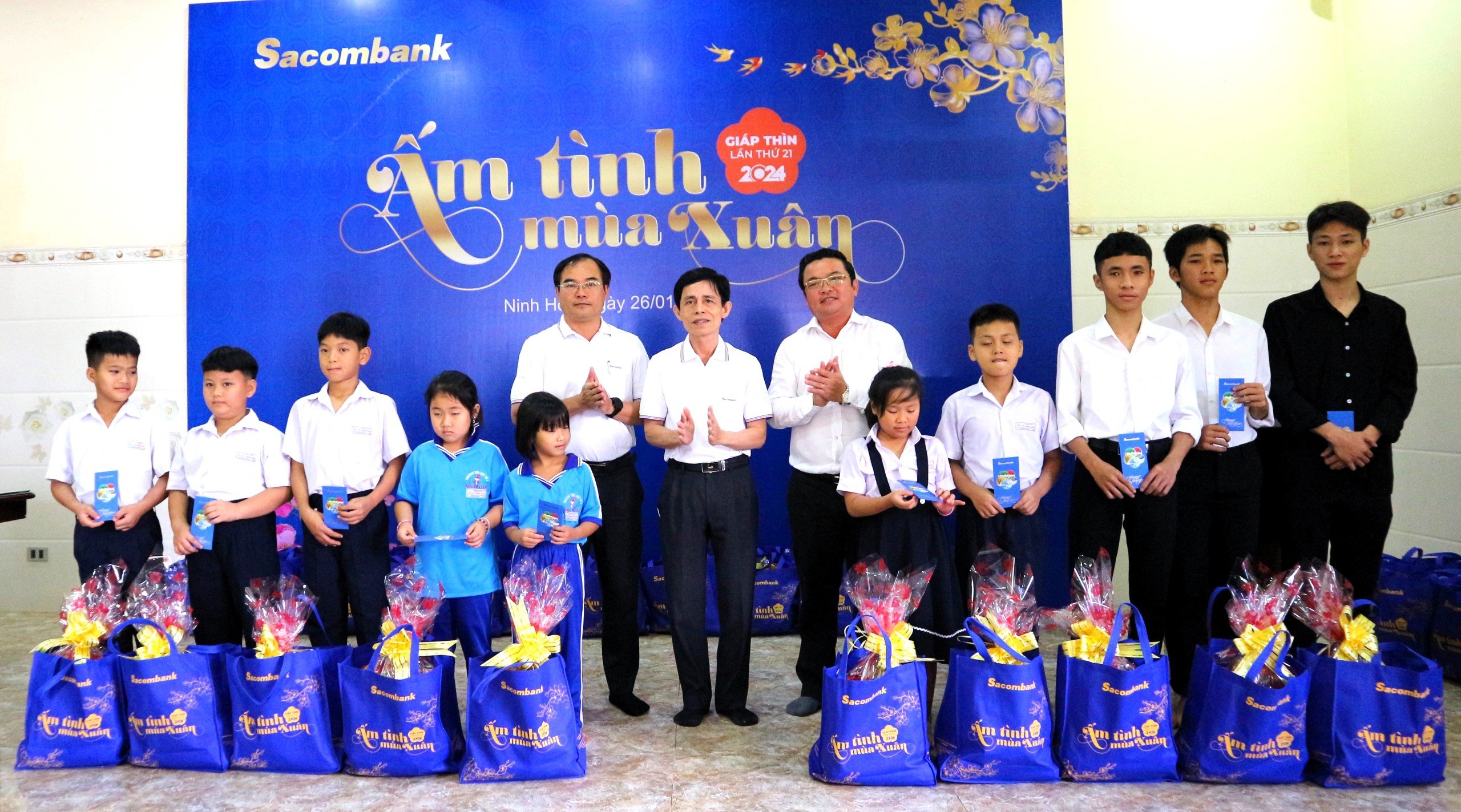 Ngân hàng TMCP Sài Gòn Thương Tín (Sacombank) - Chi nhánh Ninh Hòa:: Tặng 150 suất quà cho người nghèo, gia đình khó khăn, trẻ em cơ nhỡ