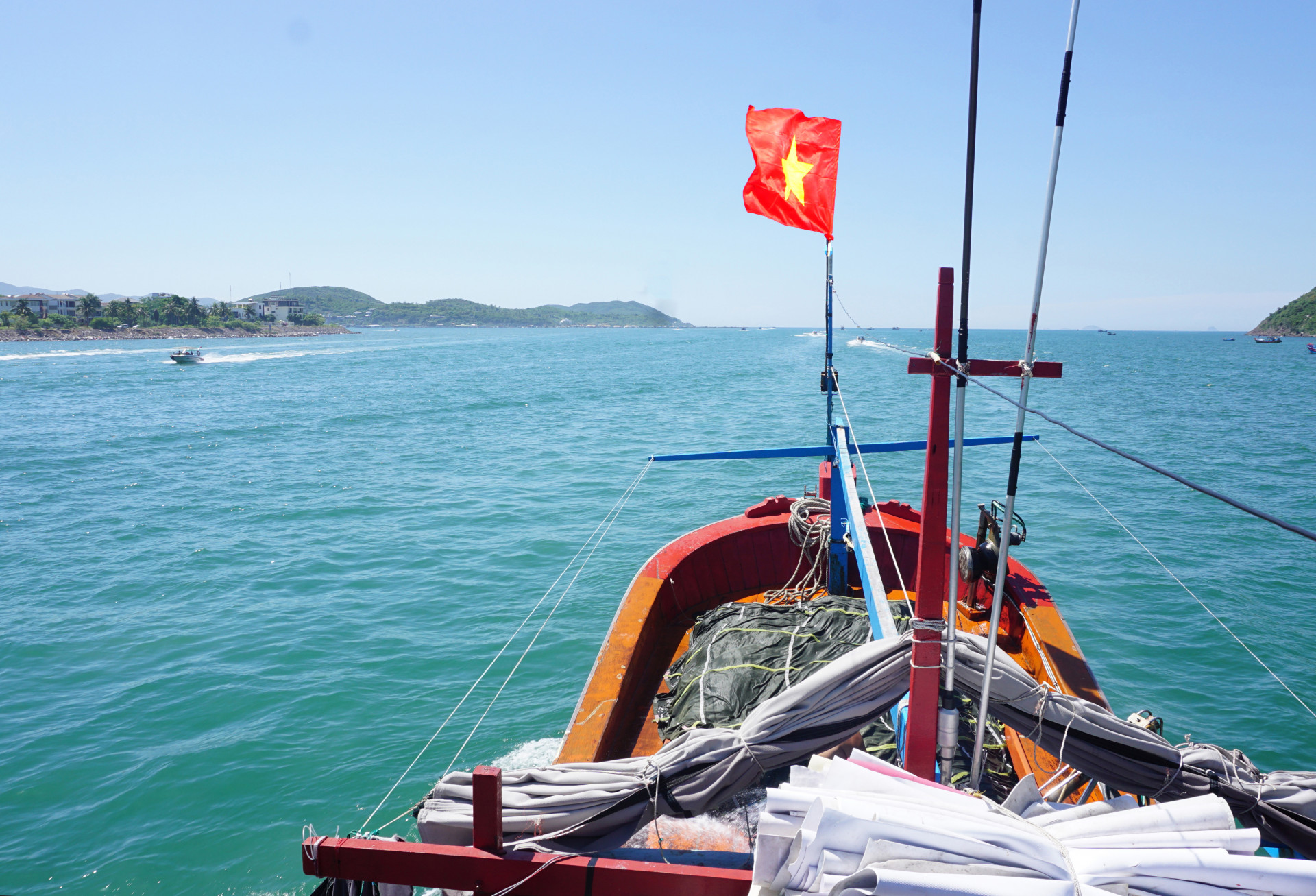 Tàu cá của ngư dân Khánh Hòa vươn khơi bám biển xuyên Tết Nguyên đán Giáp Thìn 2024.