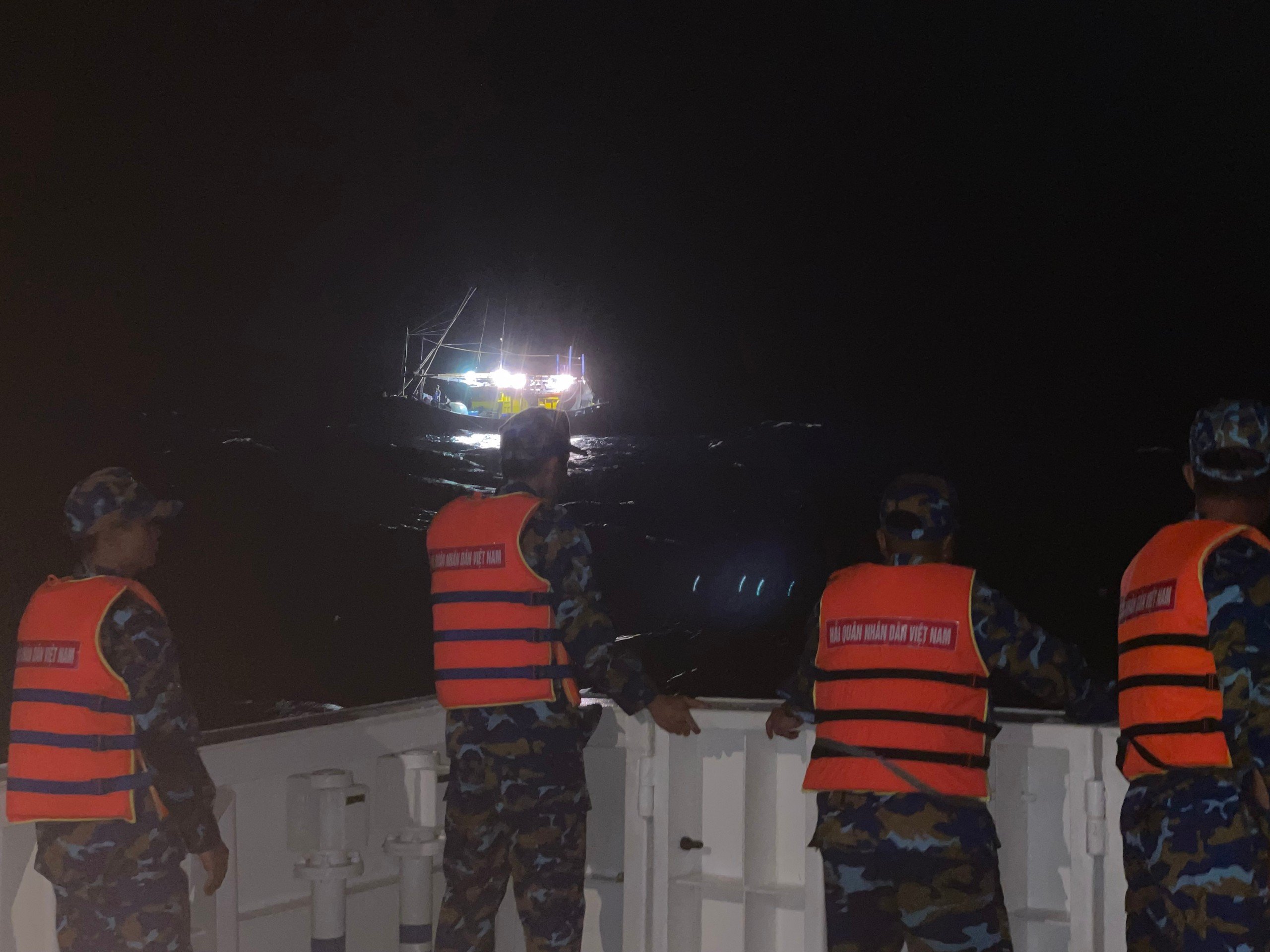 Tàu 472, Bộ Tư lệnh Vùng 4 Hải quân:: Lai kéo tàu cá Phú Yên bị hỏng máy về neo tại đảo Song Tử Tây