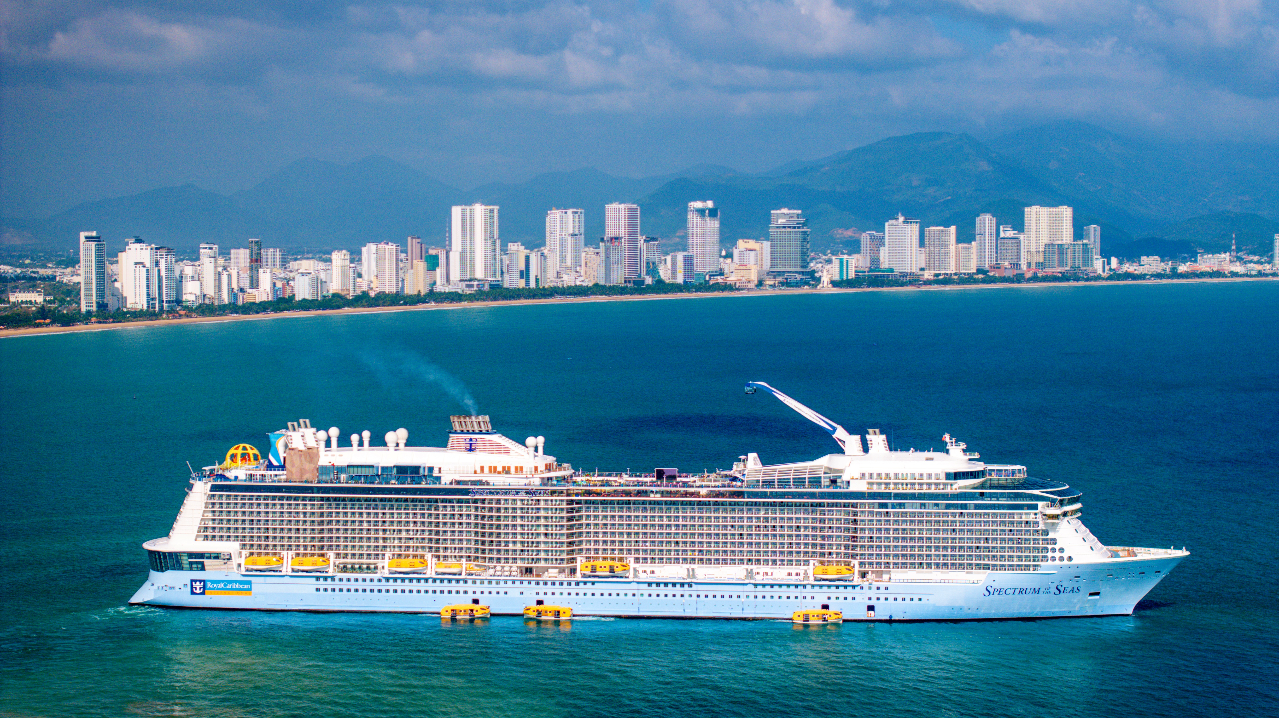 Tàu Spectrum of the Seas trên vịnh Nha Trang ngày 4-1. Ảnh: Quốc Bảo