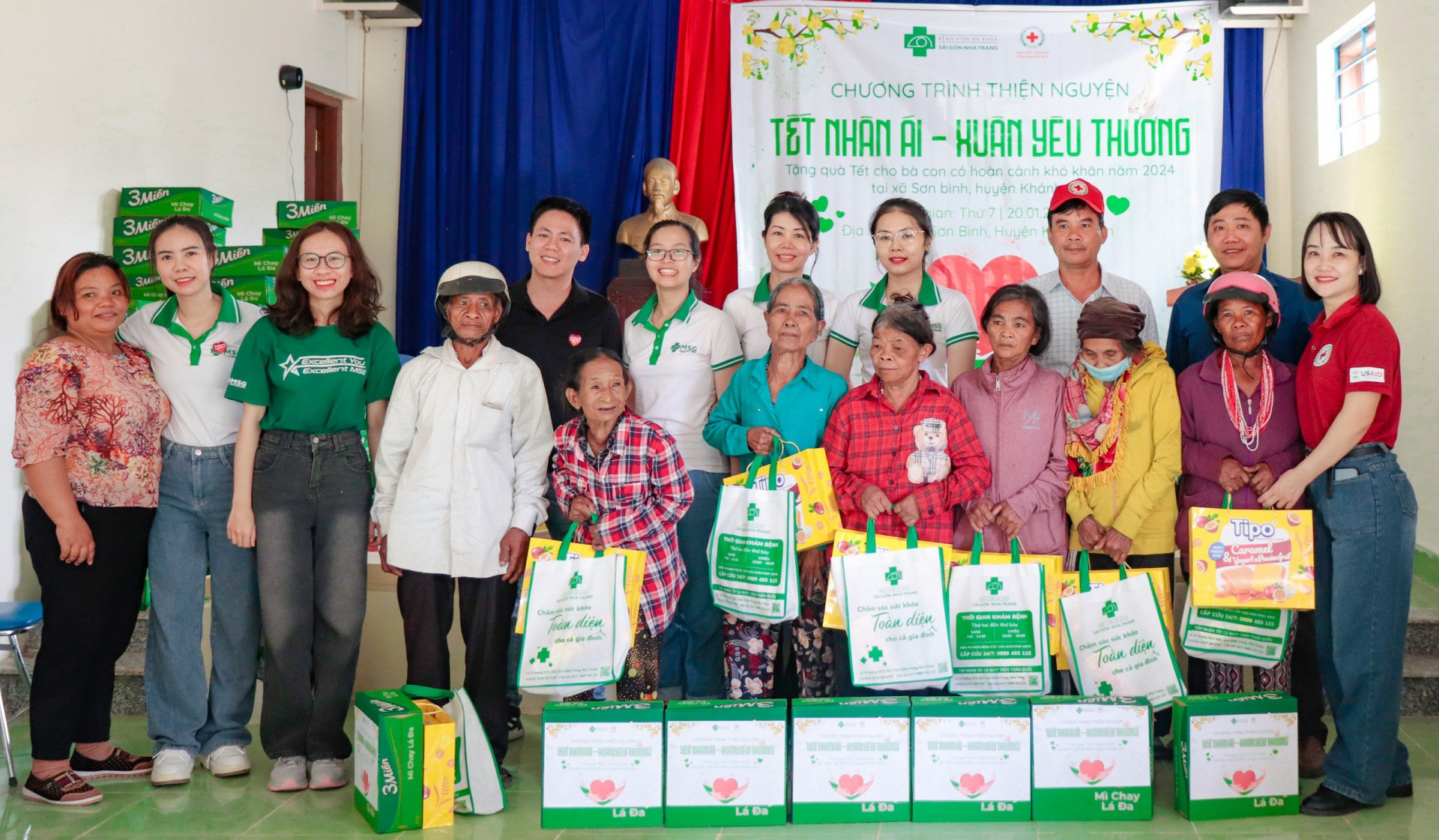 Hai đơn vị trao tặng quà Tết cho người dân xã Sơn Bình.