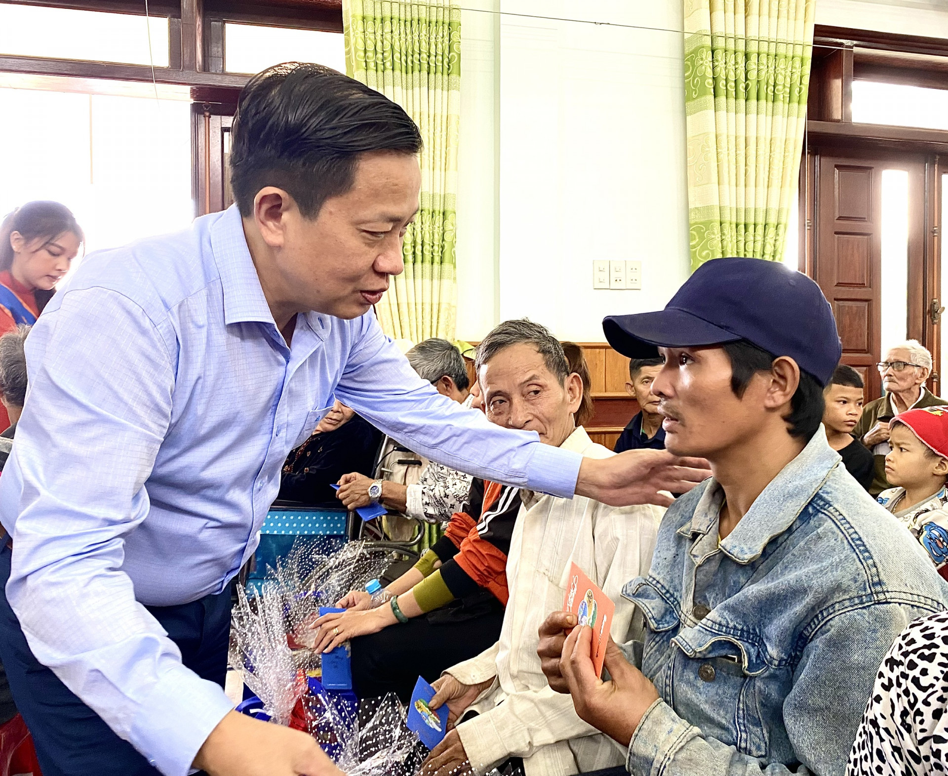 Ông Hà Quốc Trị thăm hỏi và trao quà Tết cho người dân huyện Khánh Vĩnh.