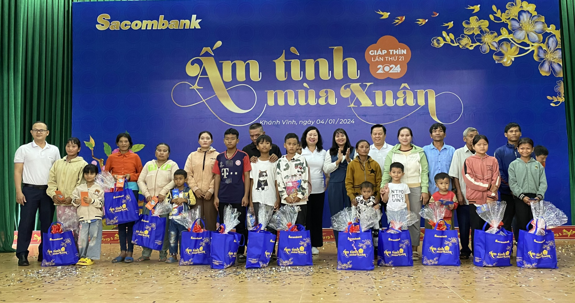 Lãnh đạo Sacombank và huyện Khánh Vĩnh trao tặng quà Tết cho người nghèo của huyện Khánh Vĩnh.