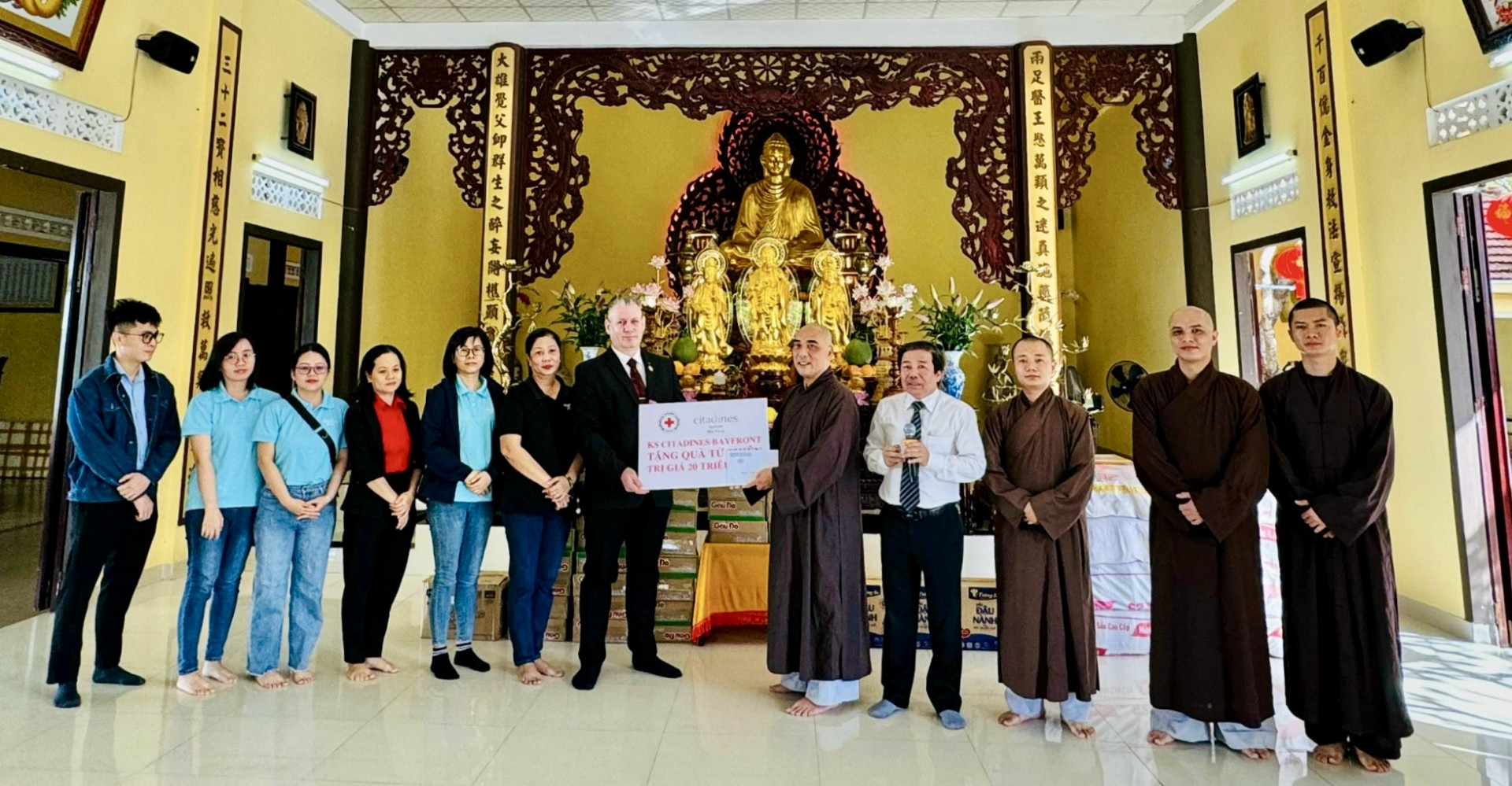 Hội Chữ thập đỏ TP. Nha Trang phối hợp với Khách sạn Citadines Bayfront Nha Trang tặng quà cho các hoàn cảnh khó khăn đang sống nương tựa tại chùa Thiên Phú.