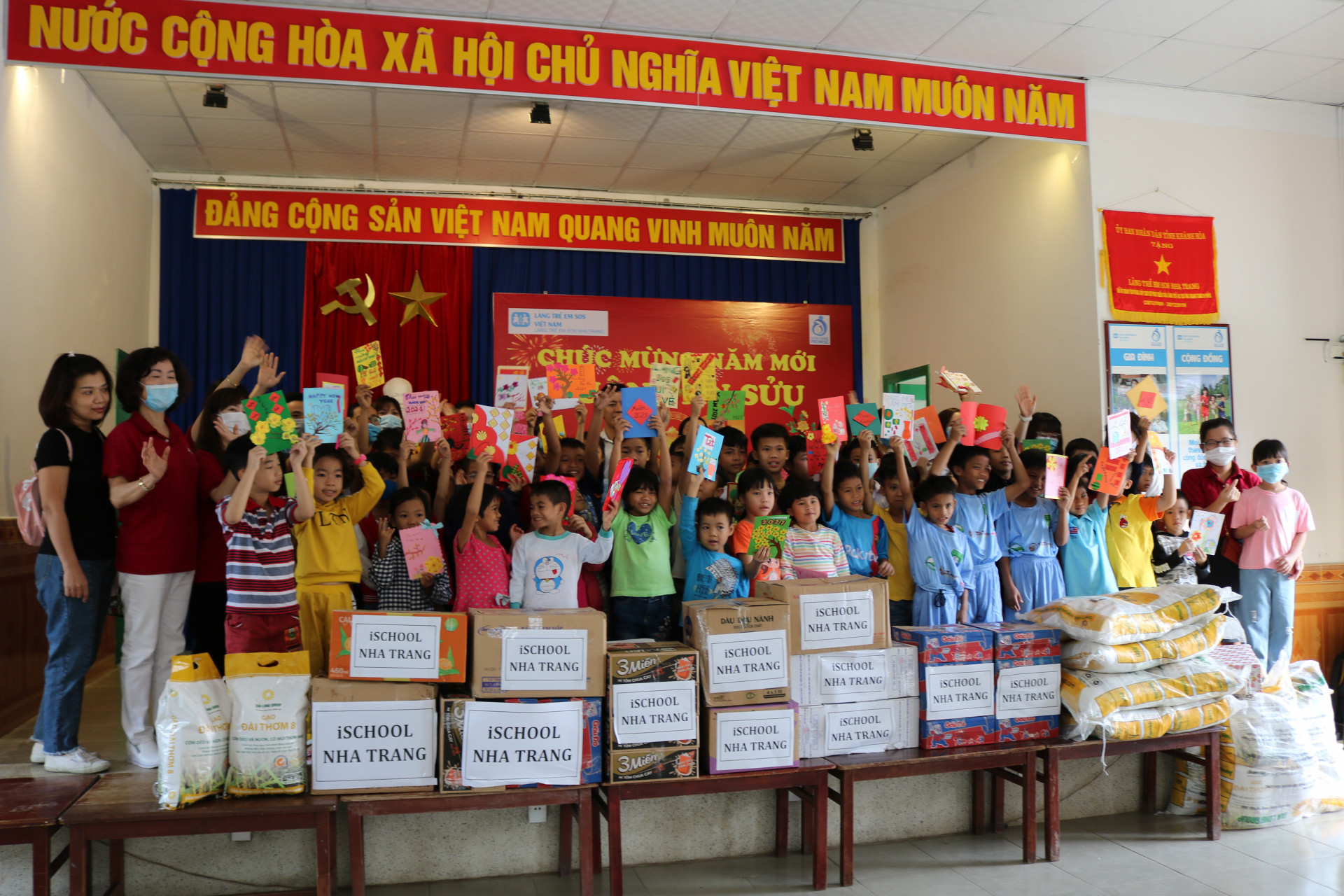 Thăm tặng quà cho trẻ em làng SOS Nha Trang.