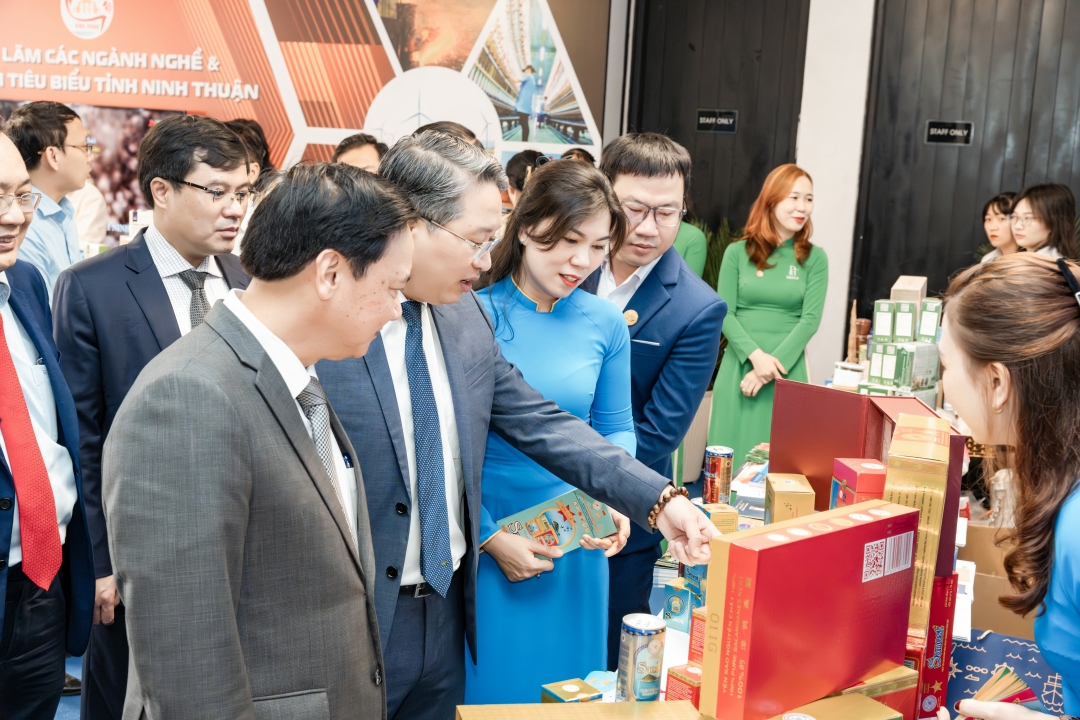 Central and local leaders visit typical product booths of Khanh Hoa Province.