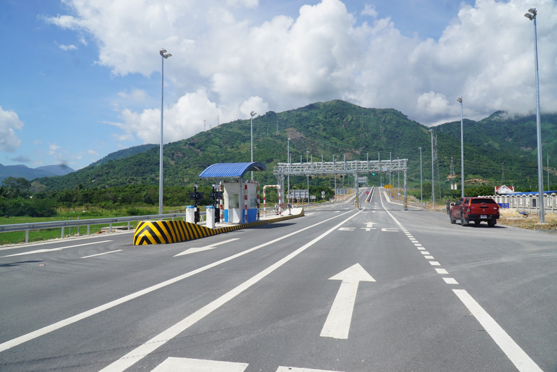 Hệ thống thu phí không dừng, không có barie tại dự án cao tốc Nha Trang - Cam Lâm.