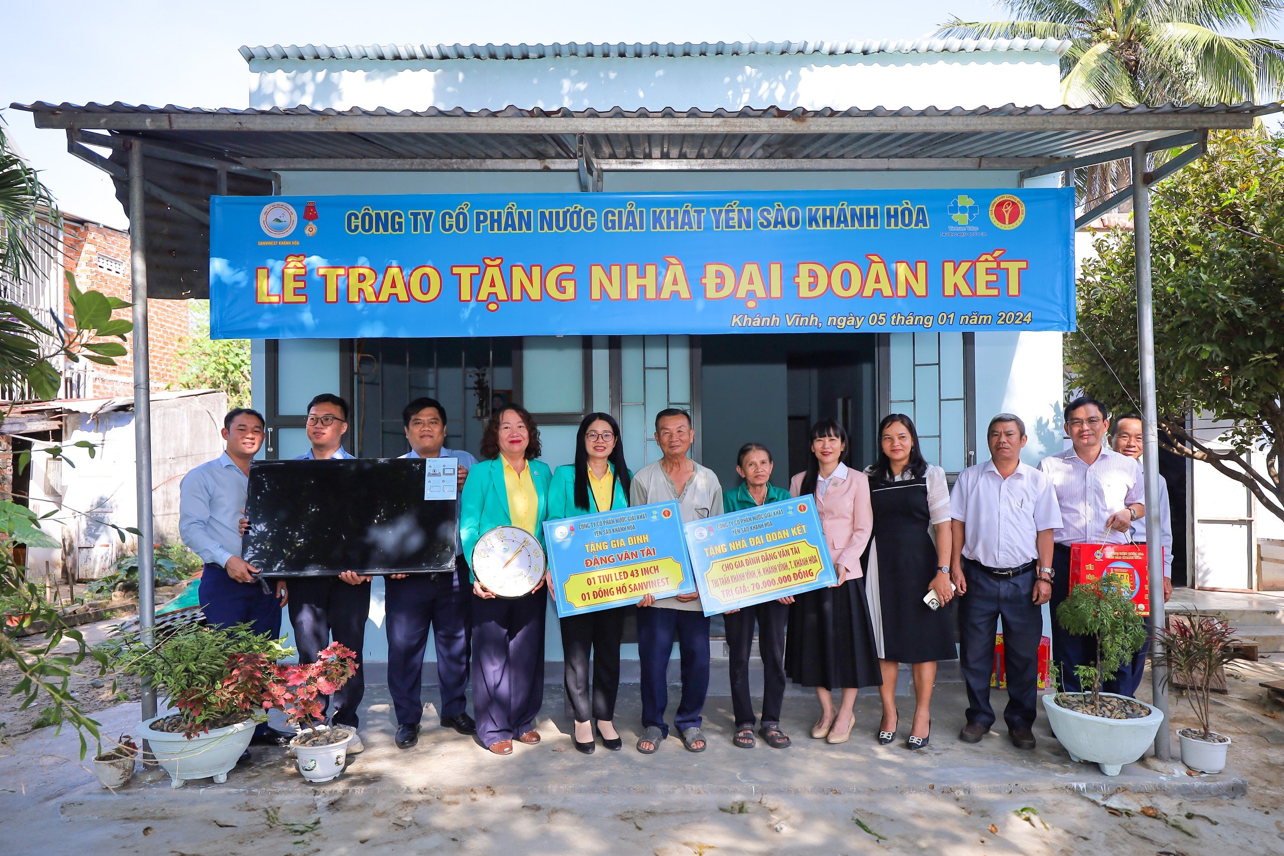 Công ty Cổ phần Nước giải khát Yến sào Khánh Hòa: : Tặng 3 căn nhà đại đoàn kết cho người nghèo