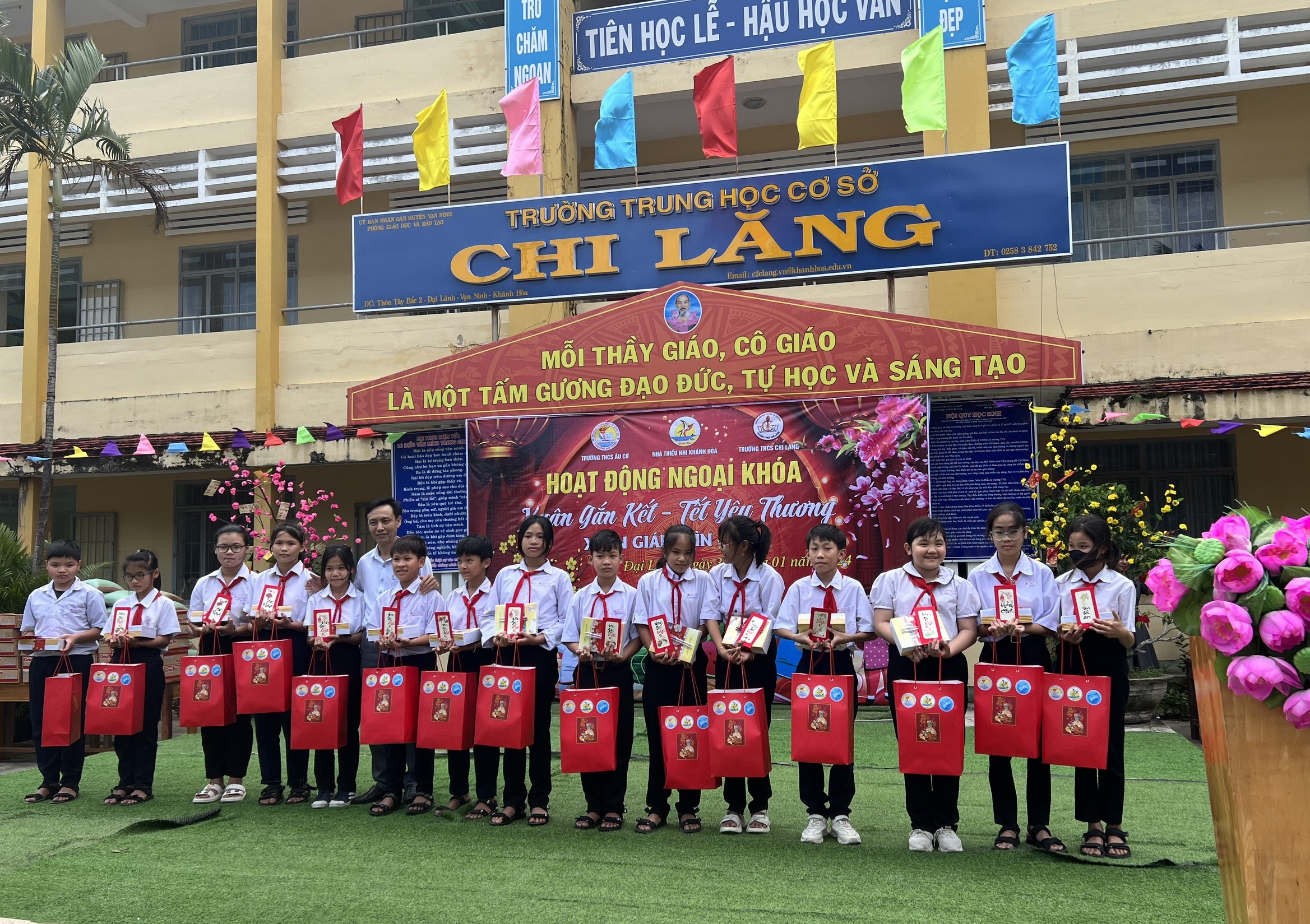 Trường THCS Âu Cơ (Nha Trang):: Trao 100 suất quà cho học sinh Trường THCS Chi Lăng (Vạn Ninh)