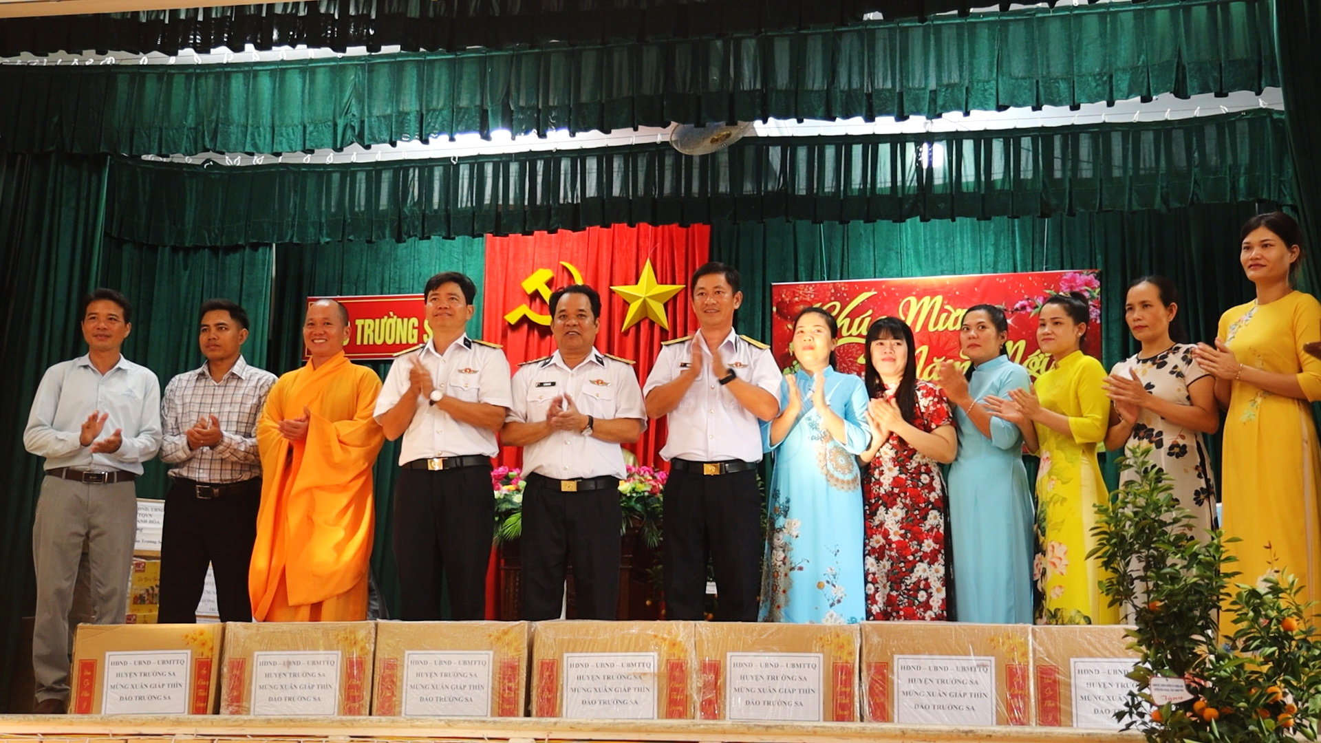 Trao quà Tết của UBND tỉnh Khánh Hòa cho thị trấn Trường Sa