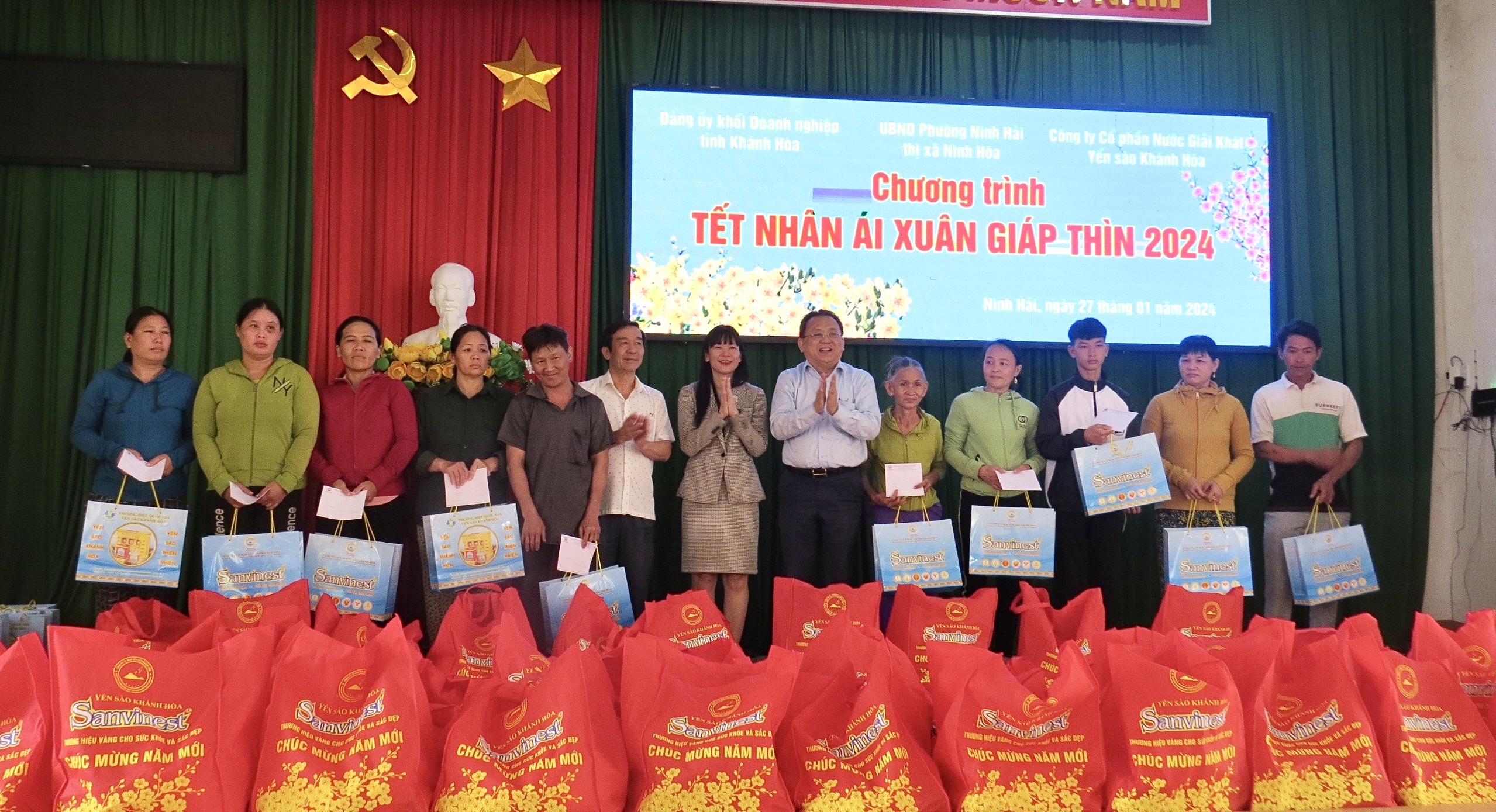 Trao tặng quà Tết cho người dân phường Ninh Hải