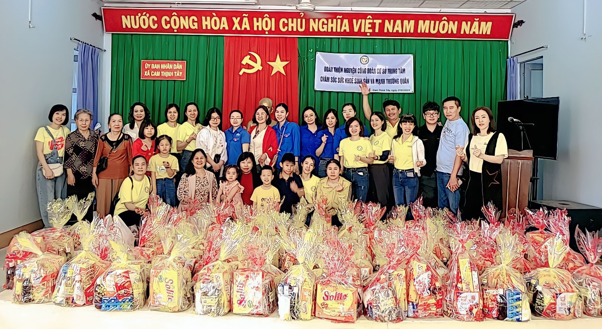 Trao quà Tết cho các em nhỏ suy dinh dưỡng có hoàn cảnh khó khăn.