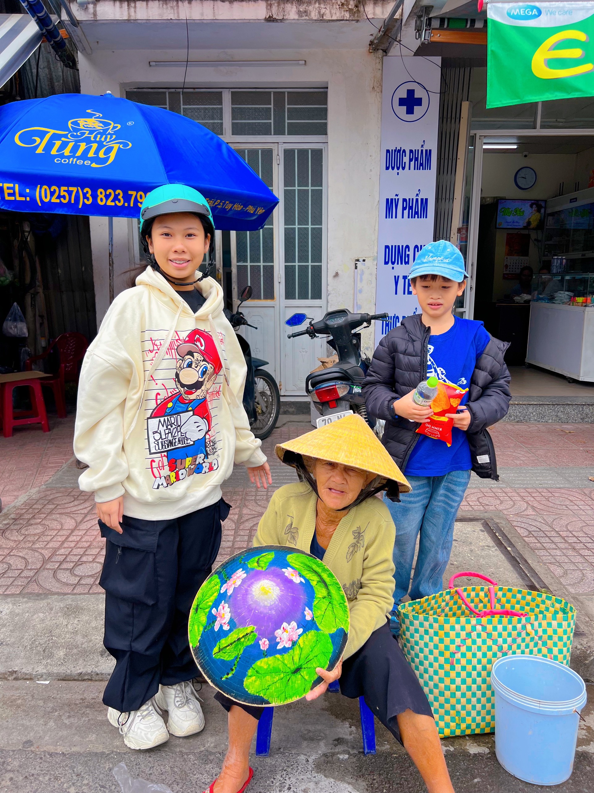 Trong nhóm còn có các bạn nhỏ là học viên đang học vẽ theo lớp anh Chiến cùng tham gia.