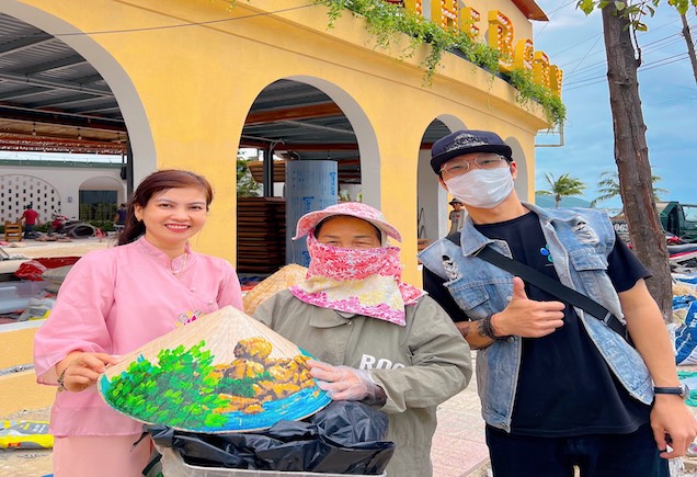 Vẽ nón lá tặng người nghèo