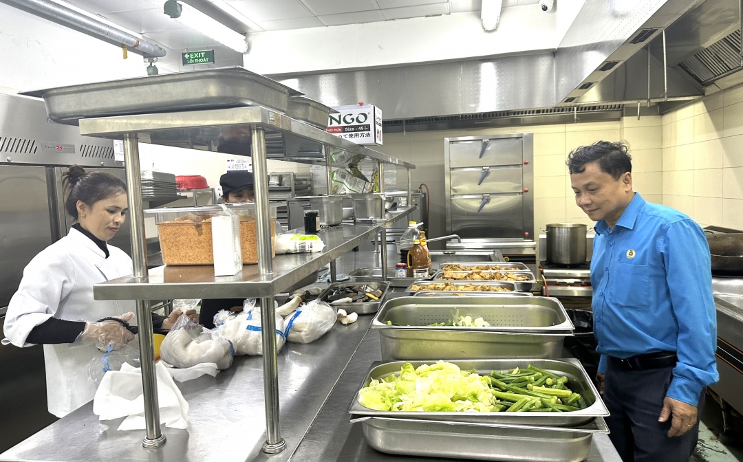 Giám sát việc trả lương, thưởng Tết cho người lao động