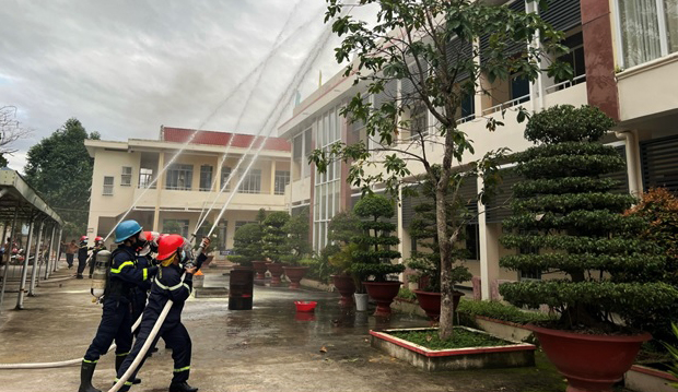Khánh Vĩnh: Thực tập chữa cháy và cứu nạn, cứu hộ