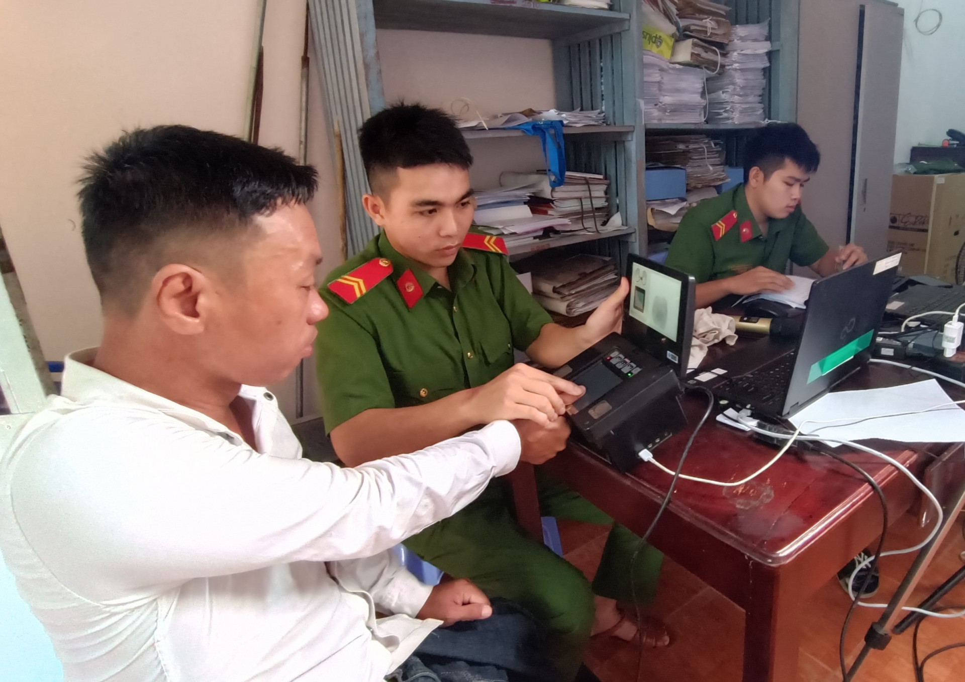 Công an huyện Vạn Ninh thực hiện các bước cấp căn cước công dân cho người dân.
