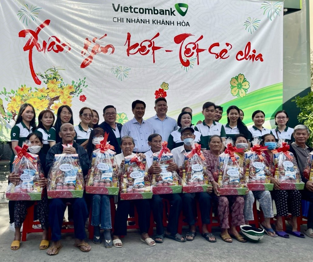 Lãnh đạo Vietcombank Chi nhánh Khánh Hòa trao quà cho người dân ở thị xã Ninh Hòa. 