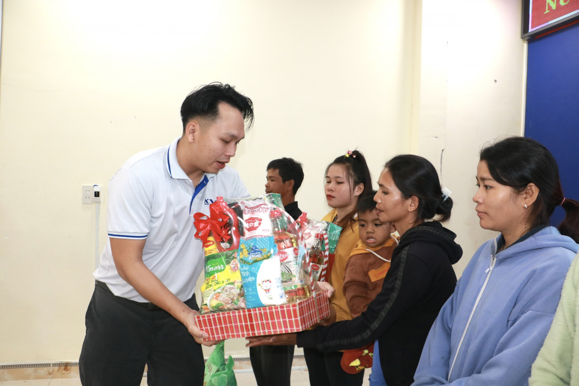 Đại diện Công ty Cổ phần Phát triển đô thị Vĩnh Thái tặng quà cho người dân.