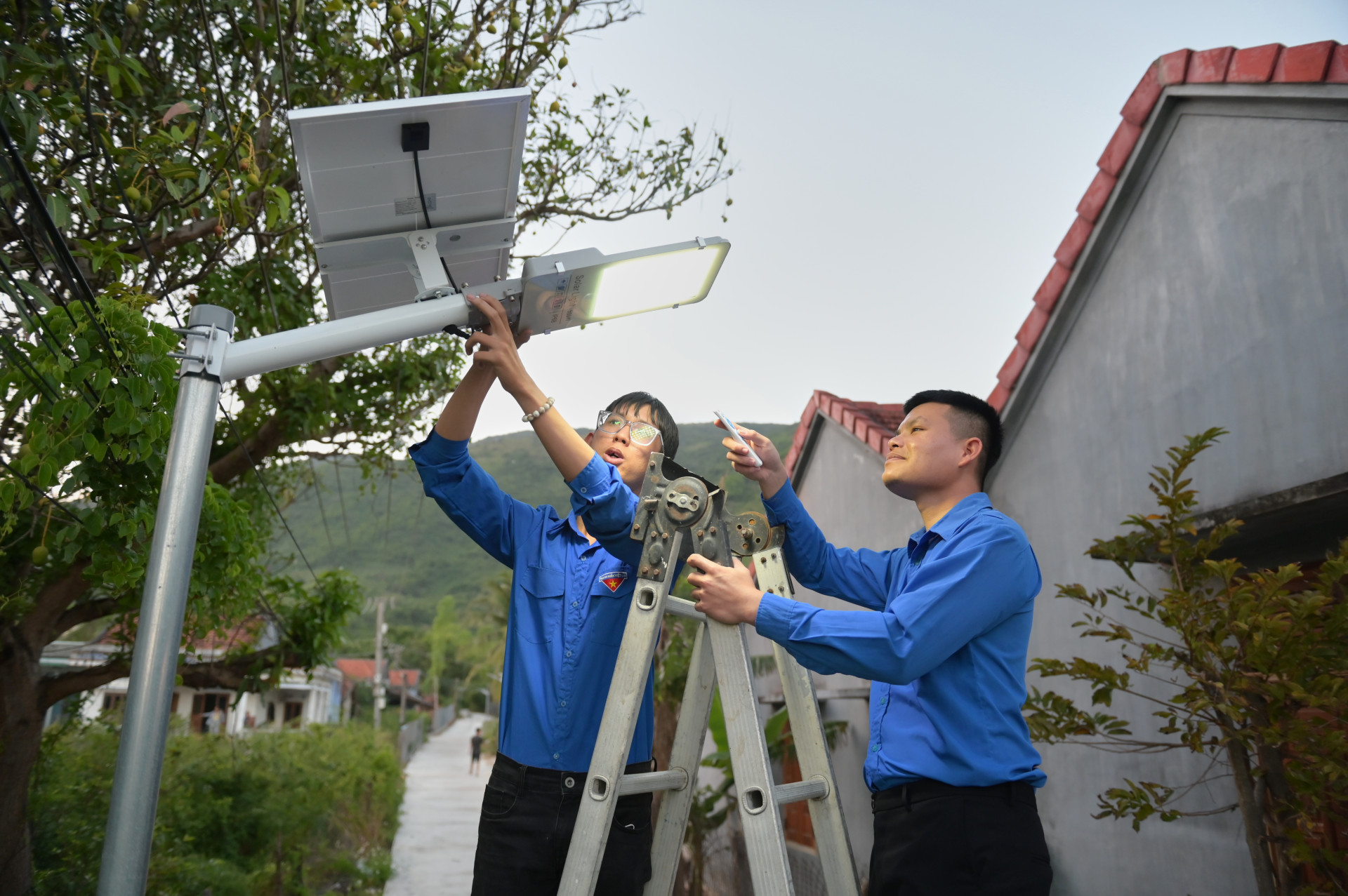 Thanh niên huyện Vạn Ninh chung tay thực hiện các công trình thanh niên Thắp sáng đường quê.