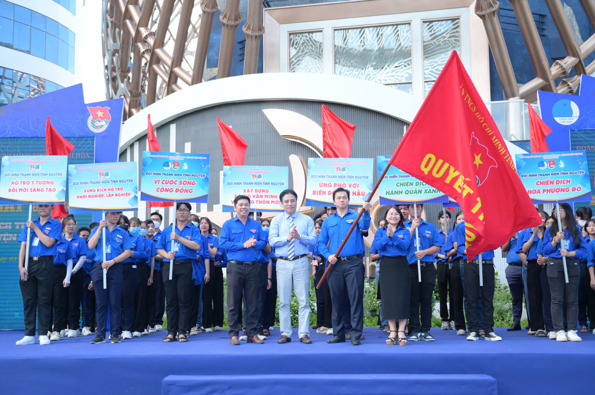 Tỉnh đoàn - Hội Liên hiệp Thanh niên Việt Nam tỉnh - Hội Sinh viên Việt Nam tỉnh ra quân các chiến dịch tình nguyện hè 2023.