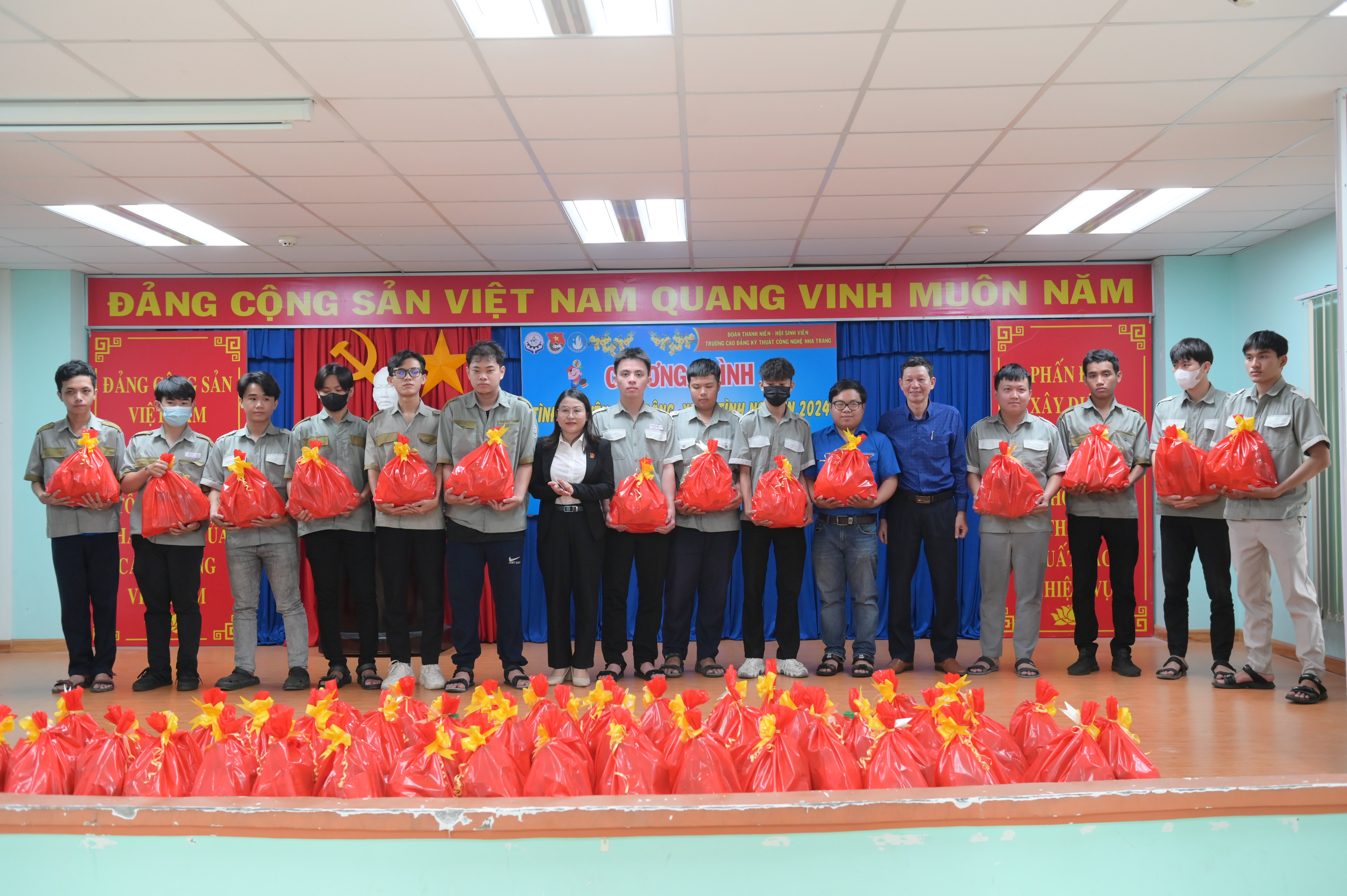 Đoàn Thanh niên - Hội Sinh viên Trường Cao đẳng Kỹ thuật Công nghệ Nha Trang:: Trao 60 suất quà Tết hỗ trợ học sinh, sinh viên
