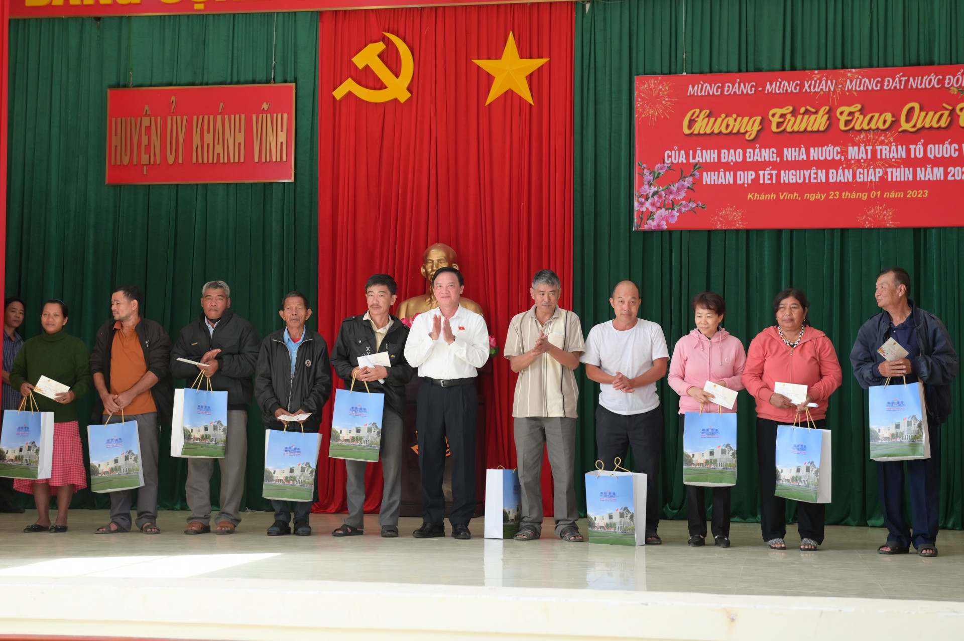 Đồng chí Nguyễn Khắc Định trao quà Tết cho người dân khó khăn huyện Khánh Vĩnh.