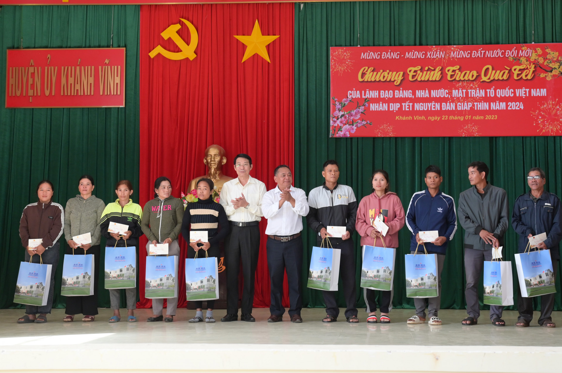 Phó Chủ tịch UBND tỉnh Đinh Văn Thiệu cùng lãnh đạo huyện trao quà cho người dân.
