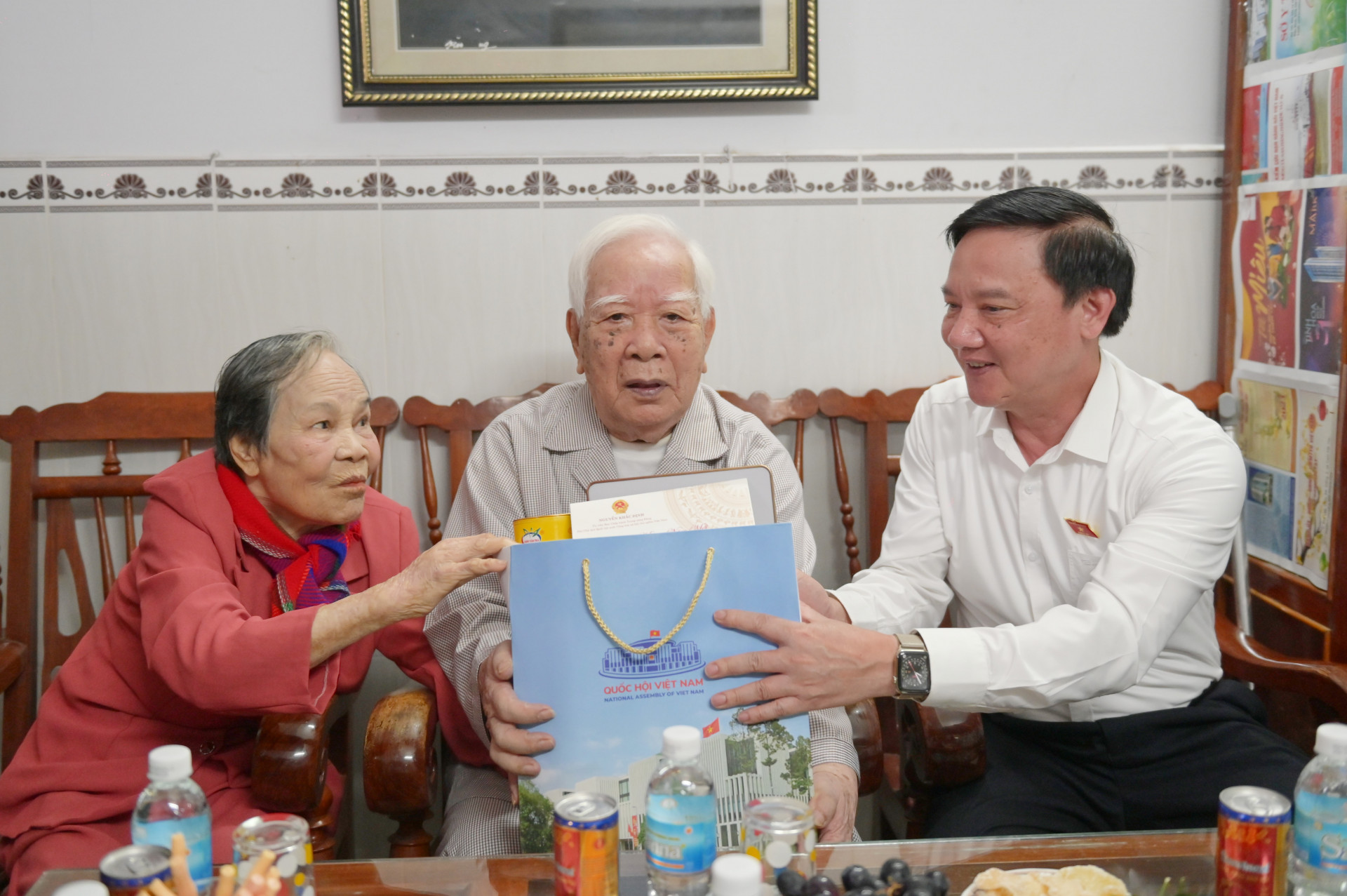 Thăm, tặng quà Tết tại gia đình ông Nguyễn Văn Tấn (Nguyễn Dung).