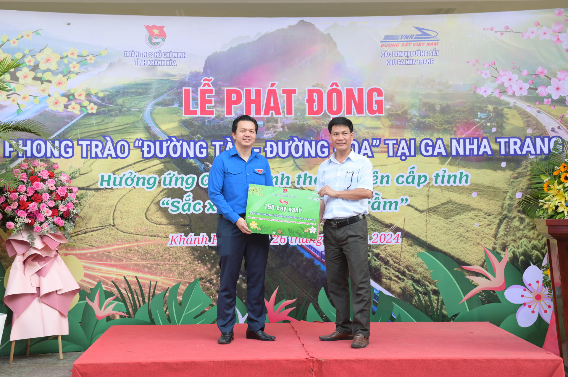 Lãnh đạo Tỉnh đoàn trao biểu trưng tặng 150 cây xanh cho các đơn vị đường sắt khu Ga Nha Trang.