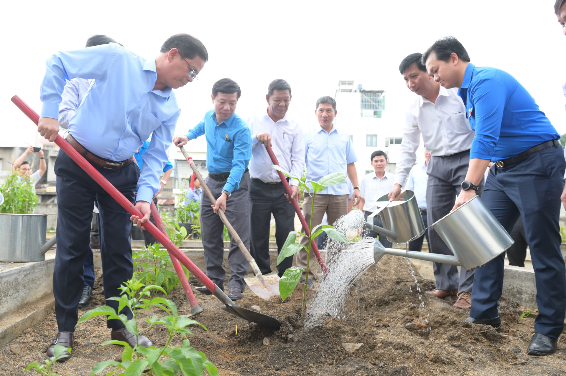 Chủ tịch UBND tỉnh cùng các đại biểu tiến hành trồng cây tại khu vực Ga Nha Trang.