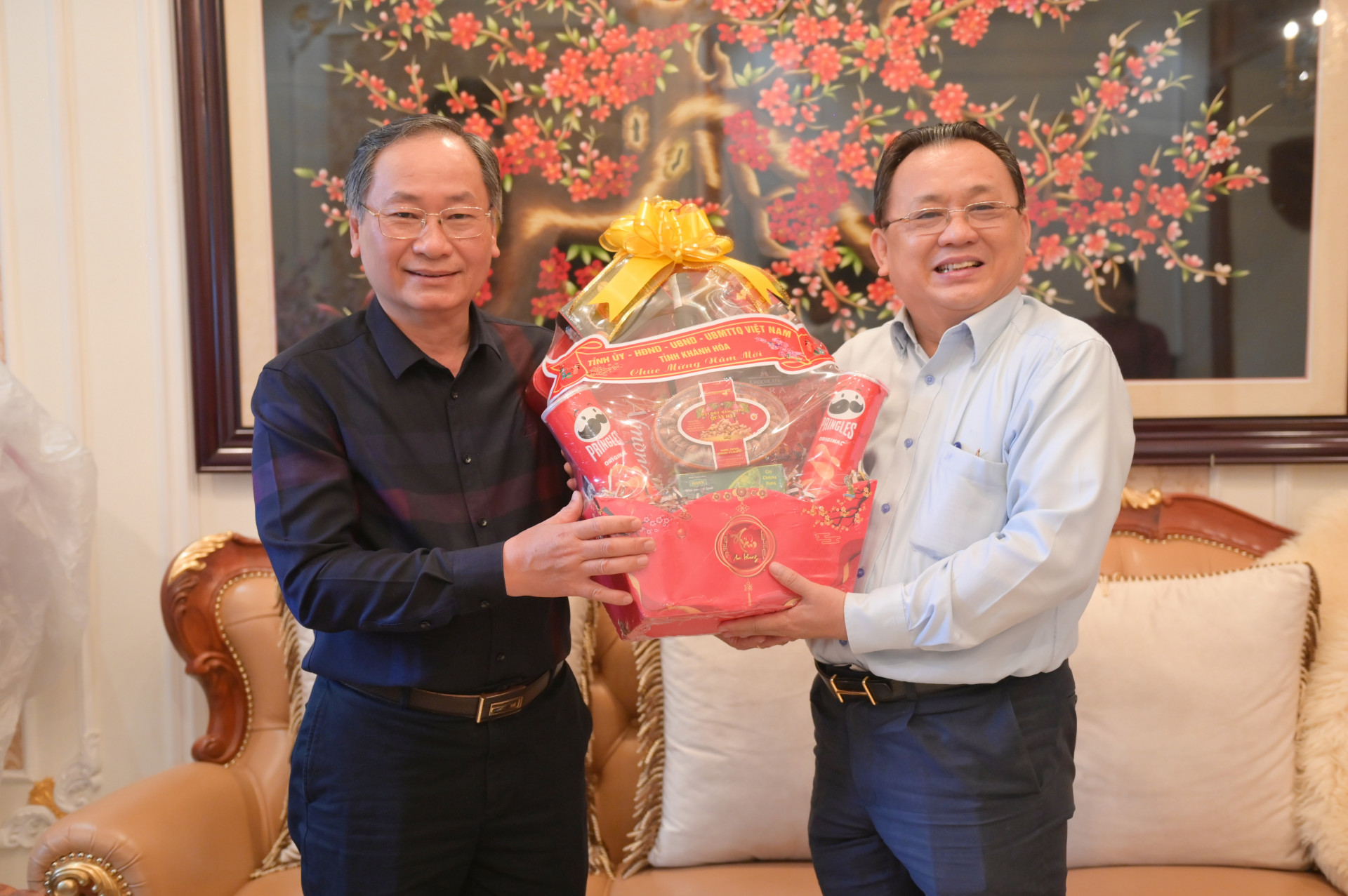 Ông Lê Hữu Hoàng thăm, tặng quà, chúc Tết ông Nguyễn Đắc Tài.