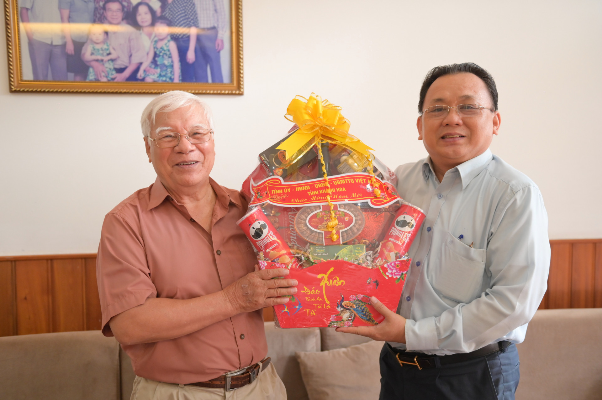 Ông Lê Hữu Hoàng thăm, tặng quà, chúc Tết ông Trần Minh Duân.