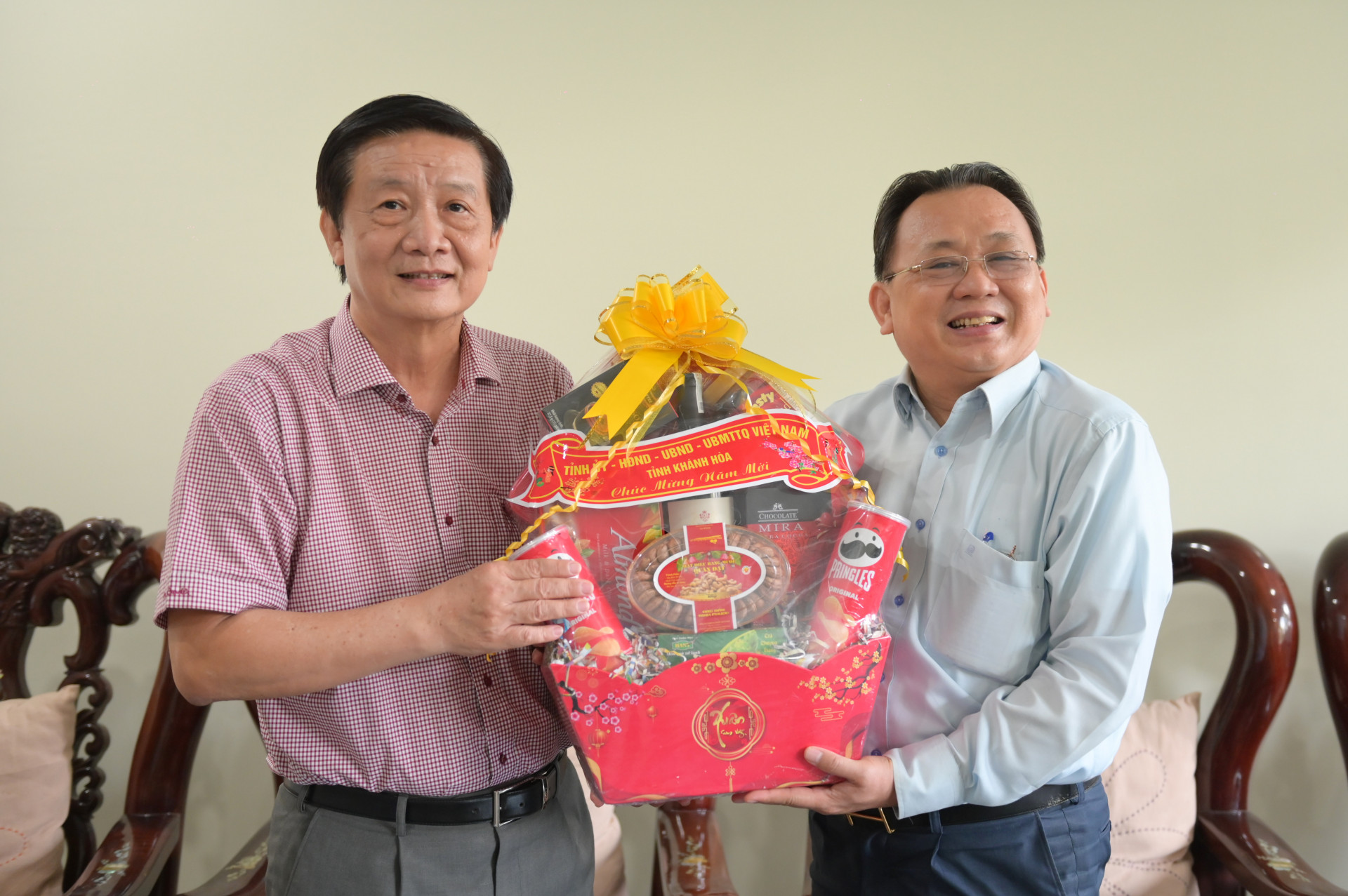 Ông Lê Hữu Hoàng thăm, tặng quà và chúc Tết ông Trần Sơn Hải.