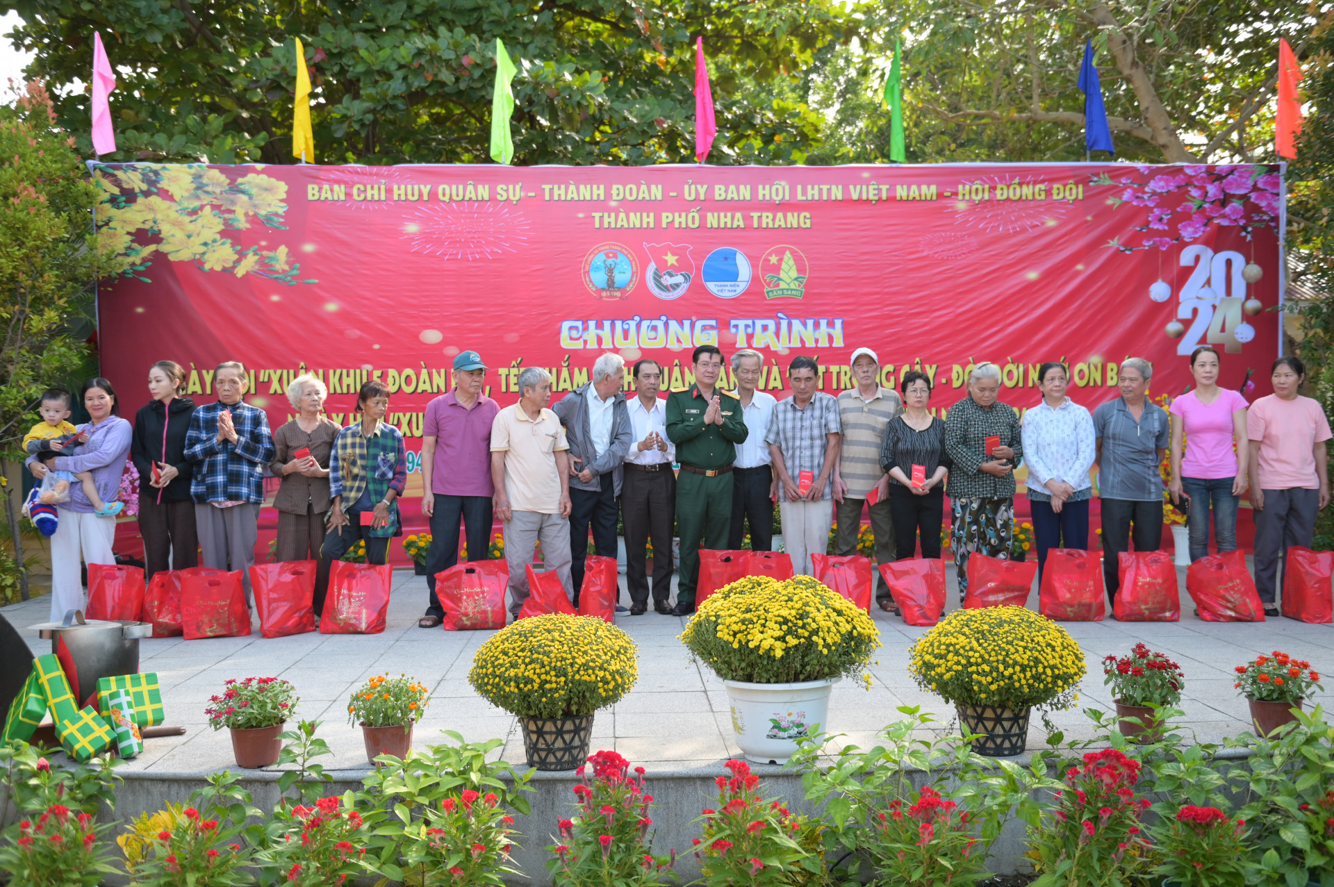 Lãnh đạo Ban chỉ huy quân sự TP. Nha Trang và phường Vĩnh Hoà trao quà Tết cho người dân.