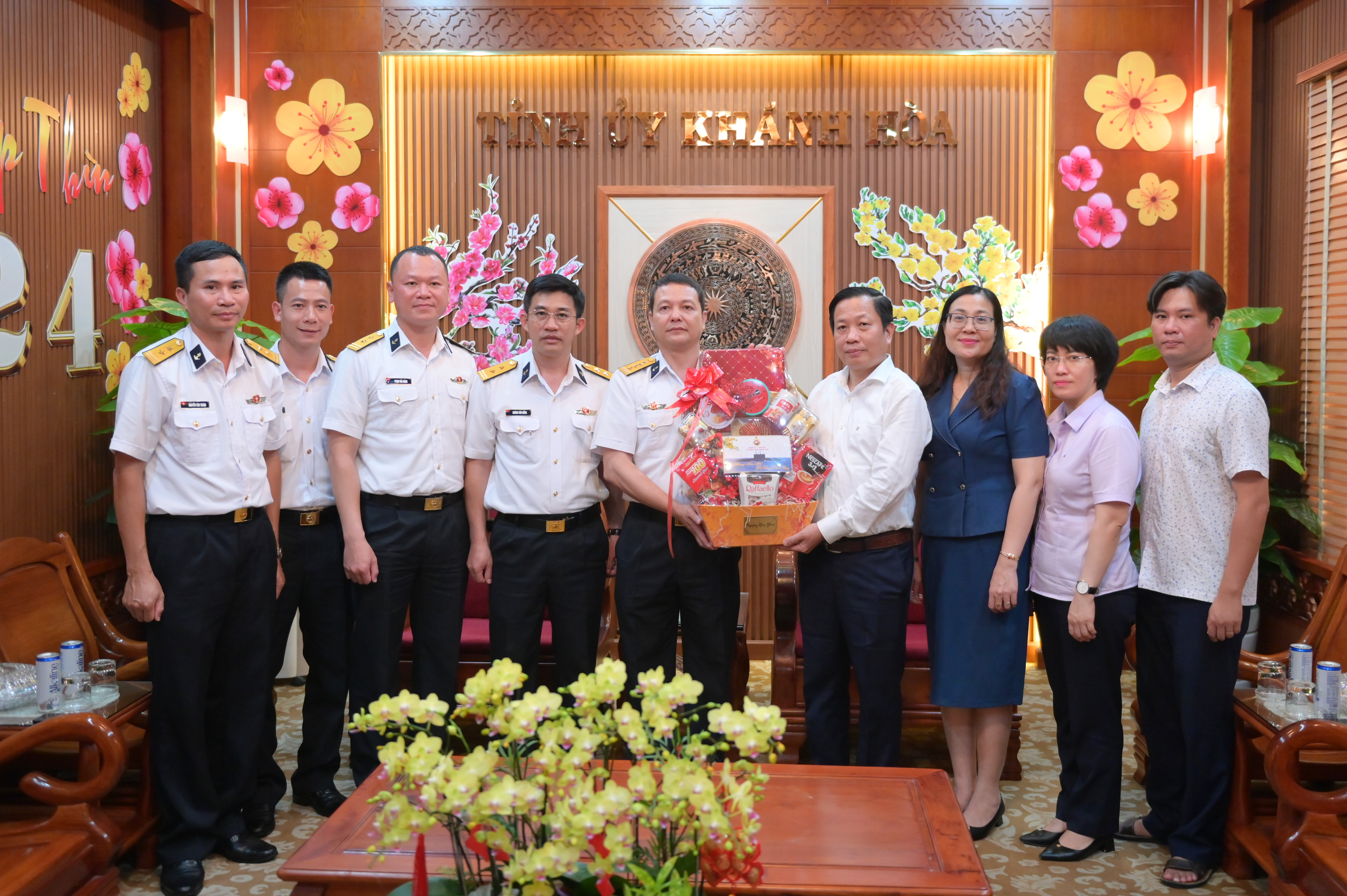 Phó Bí thư Tỉnh ủy Hà Quốc Trị tiếp đoàn công tác Lữ đoàn 189 Hải quân