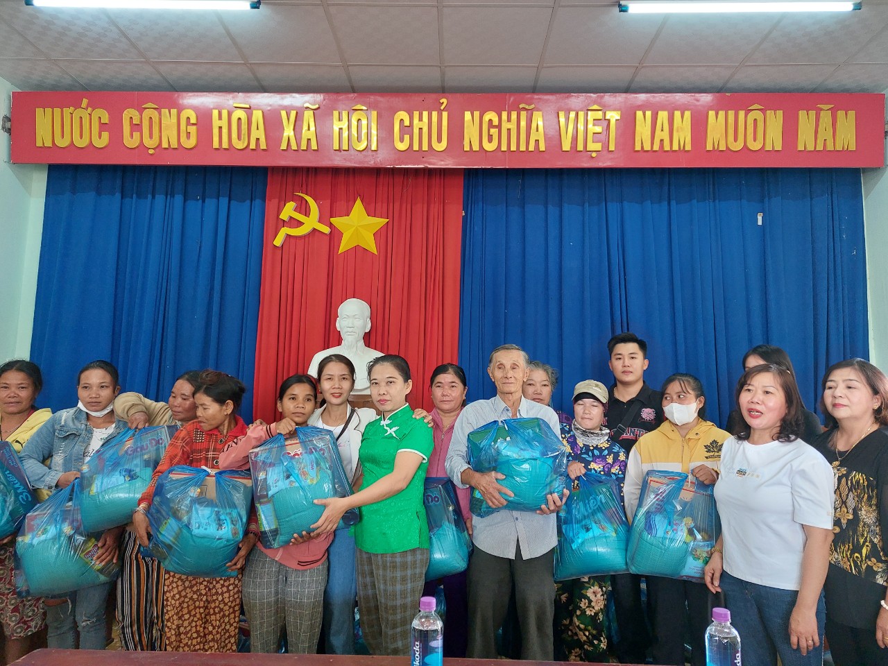 Xã Sông Cầu: Trao tặng 440 suất quà Tết cho người dân