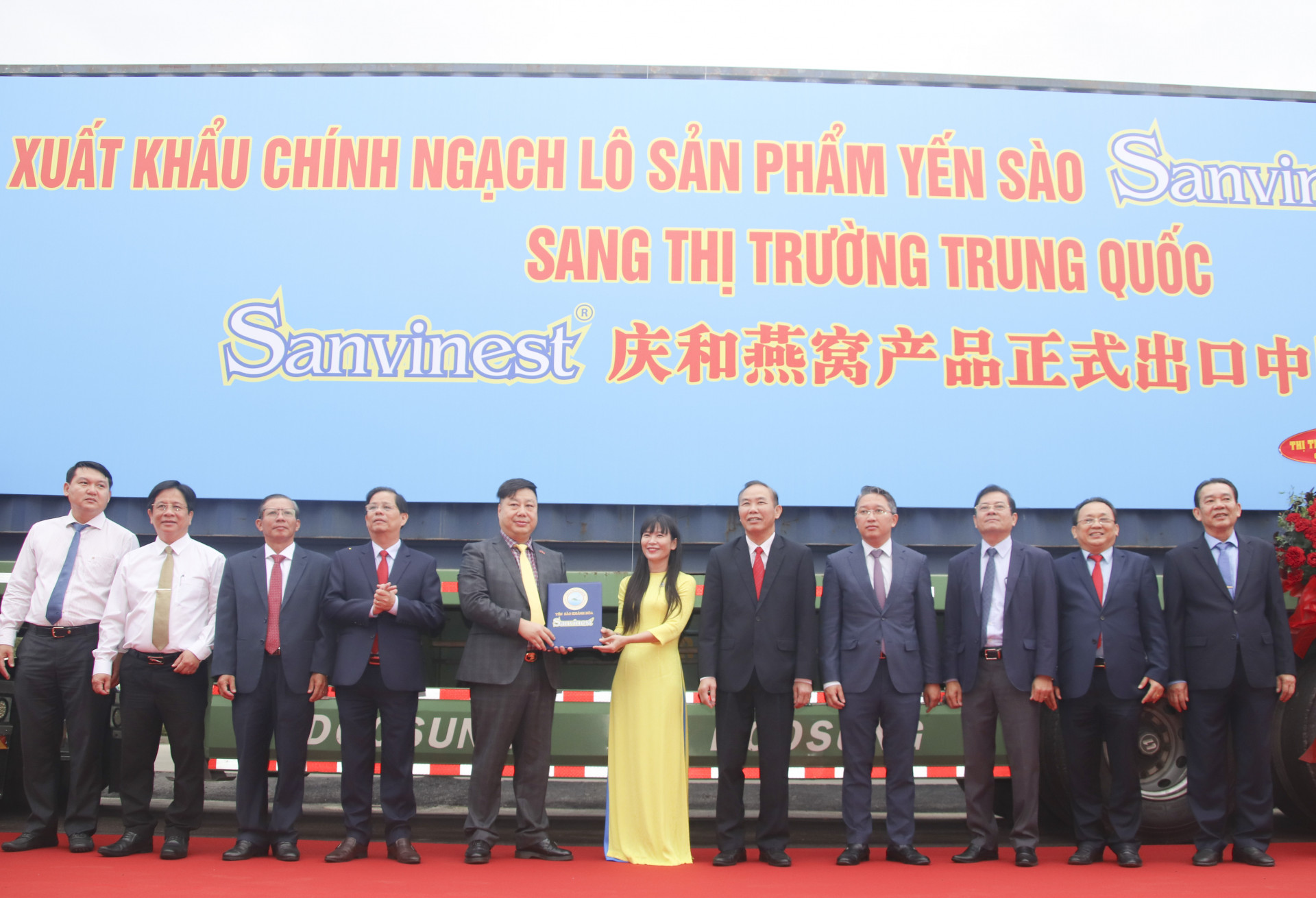 Các đồng chí lãnh đạo chứng kiến sự kiện Công ty Yến sào Khánh Hòa xuất lô hàng yến sào chính ngạch đầu tiên sang Trung Quốc.