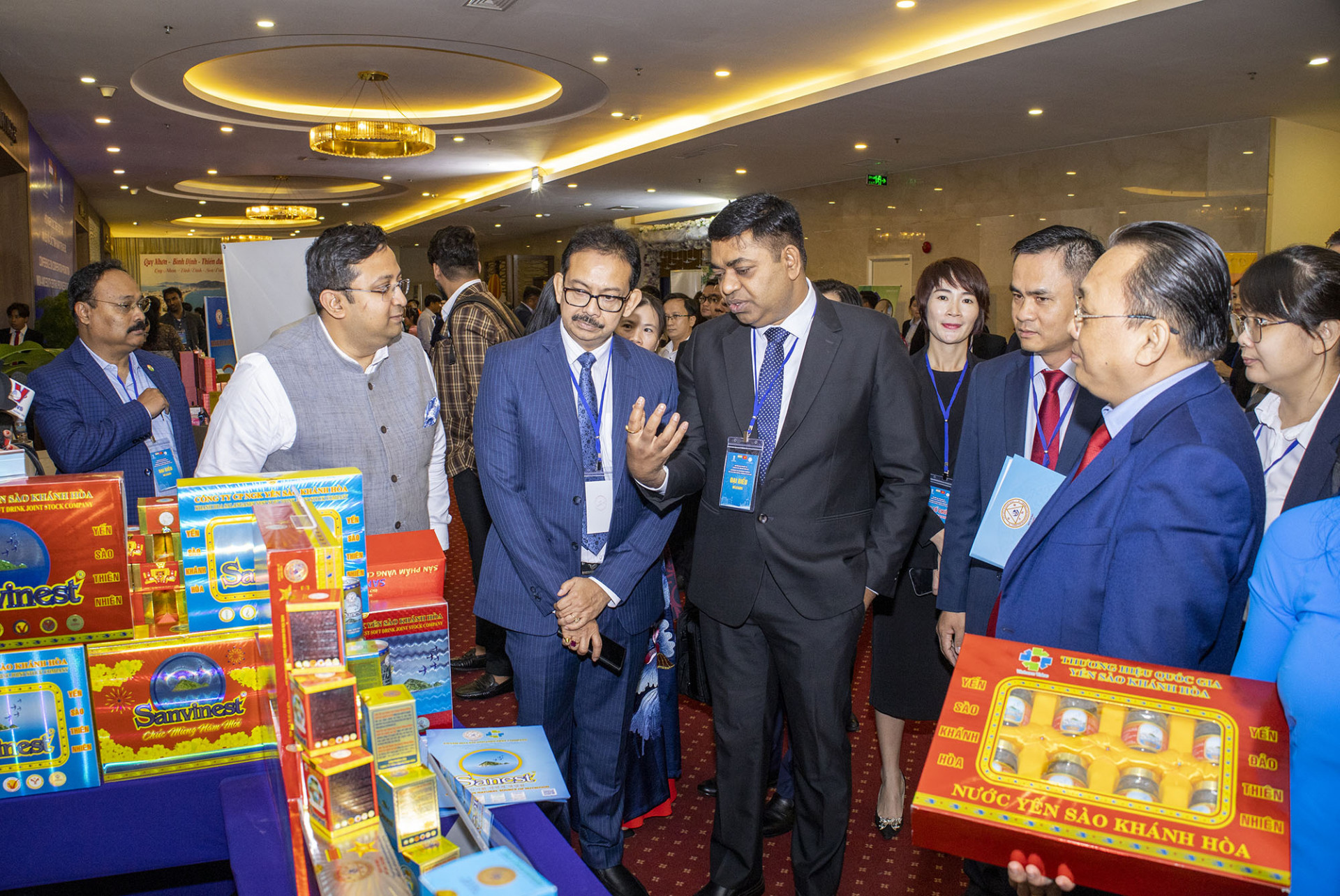 Các doanh nghiệp của Ấn Độ tham quan gian hàng sản phẩm của yến sào Khánh Hòa.