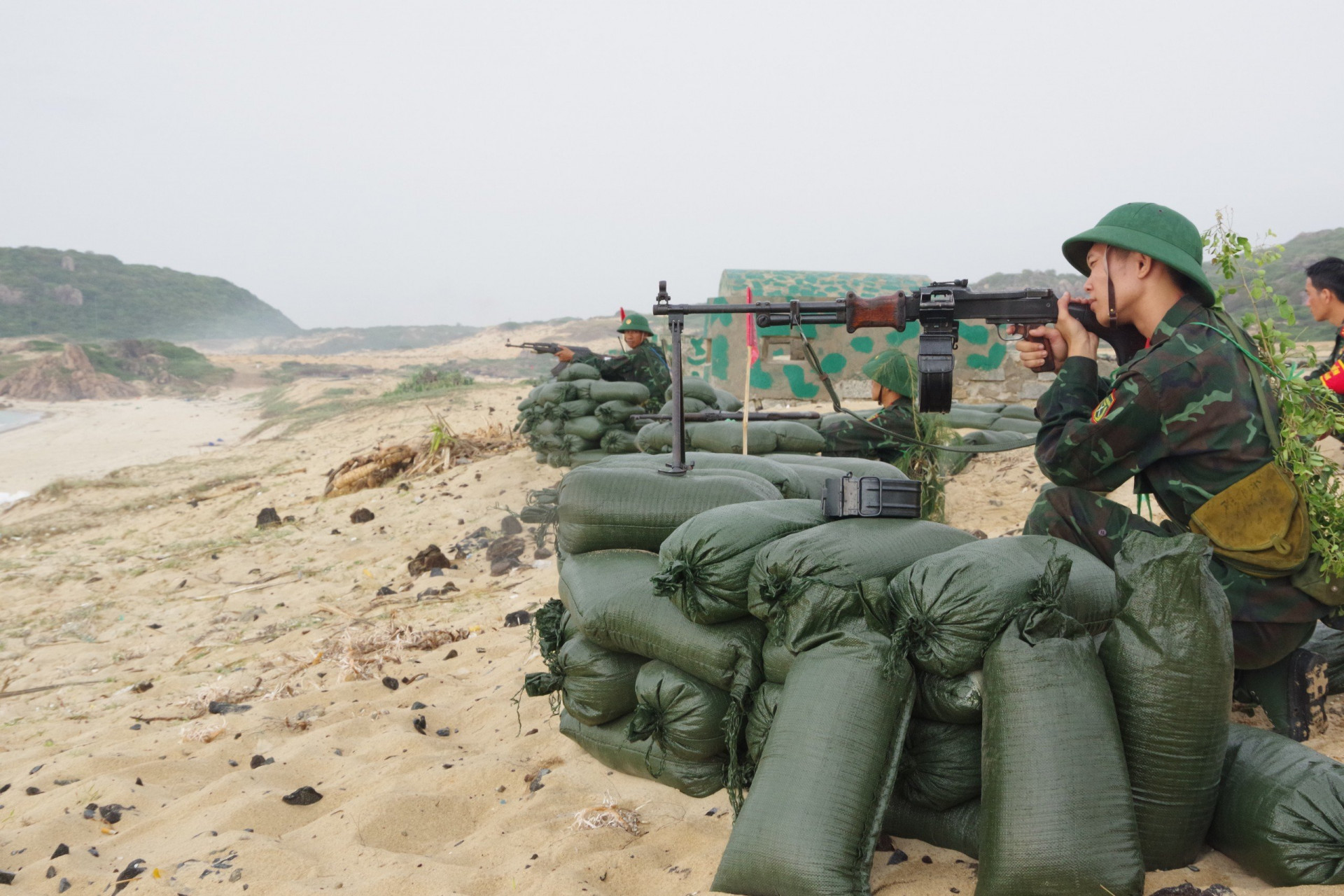 LLVT thành phố tham gia bắn đạn thật trong diễn tập khu vực phòng thủ kết hợp phòng thủ dân sự năm 2023.