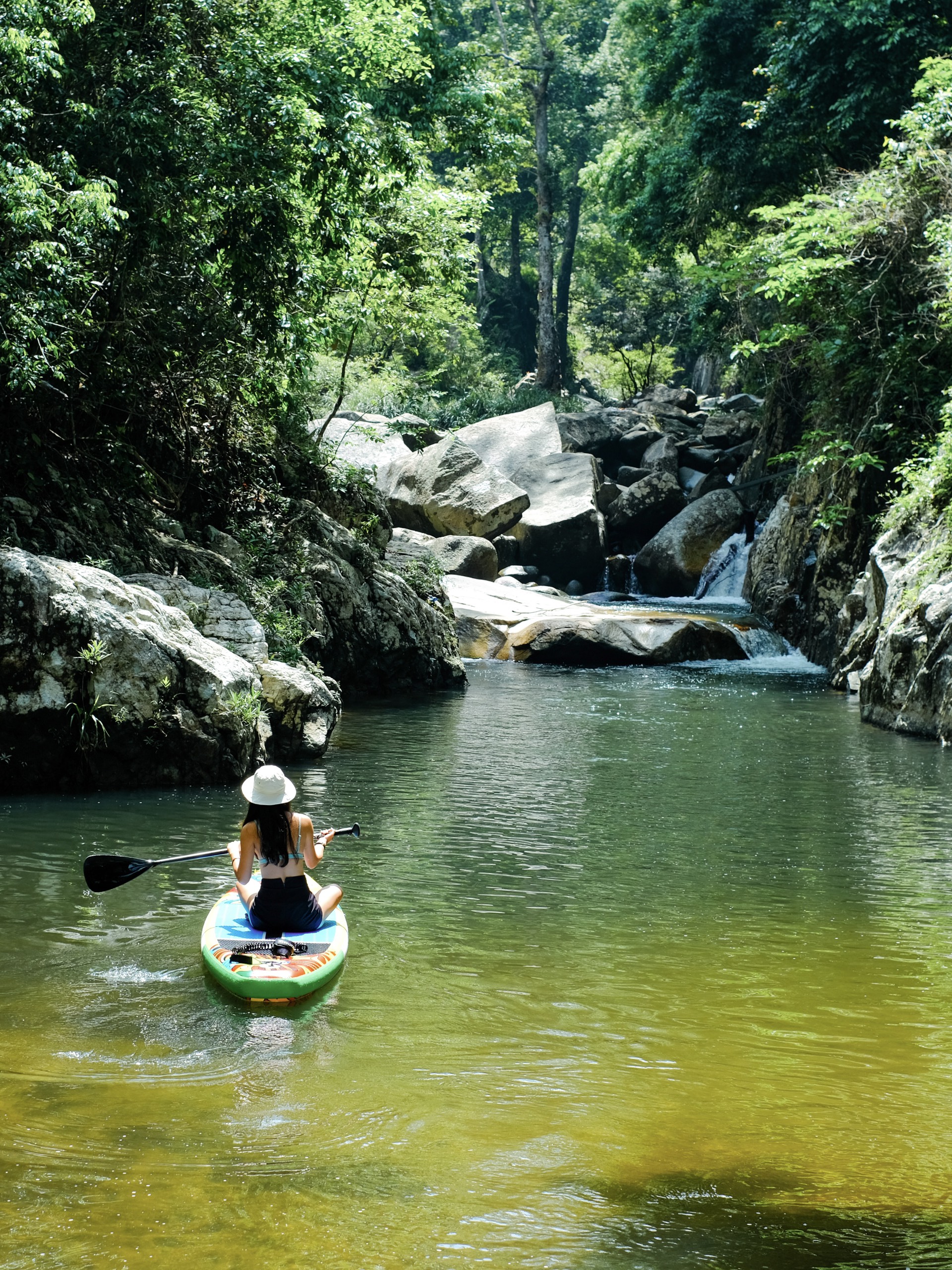 Tham gia tour của Khánh Sơn Eco, du khách còn được dẫn đến vui chơi ở thác Tà Gụ.
