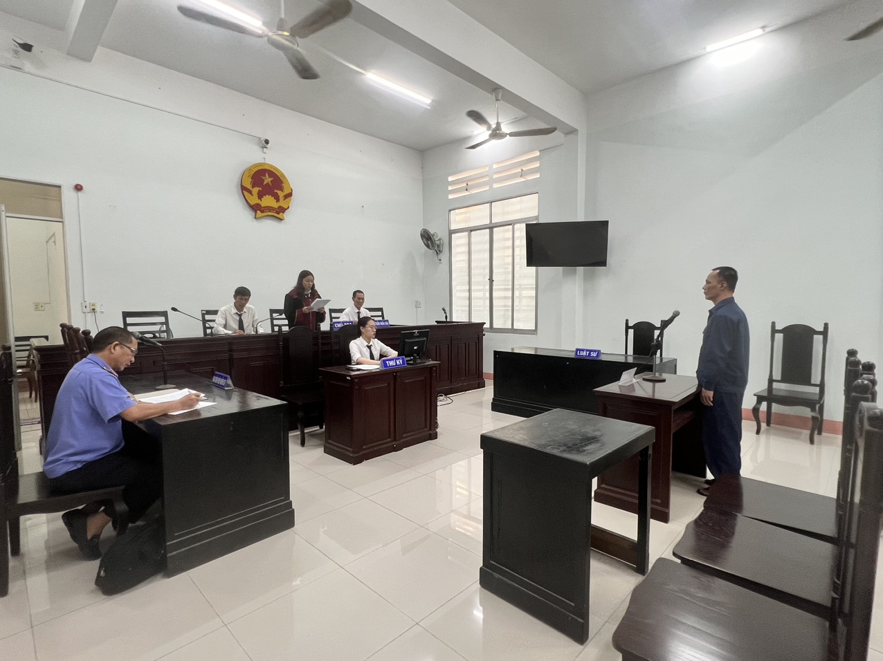 Lãnh án vì trộm đồ của người nước ngoài