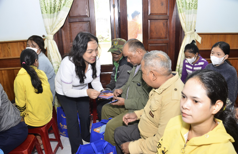 Bà Nguyễn Đức Thạch Diễm - Phó Chủ tịch Thường trực HĐQT kiêm Tổng Giám đốc Sacombank trao quà Tết cho người dân huyện Khánh Vĩnh