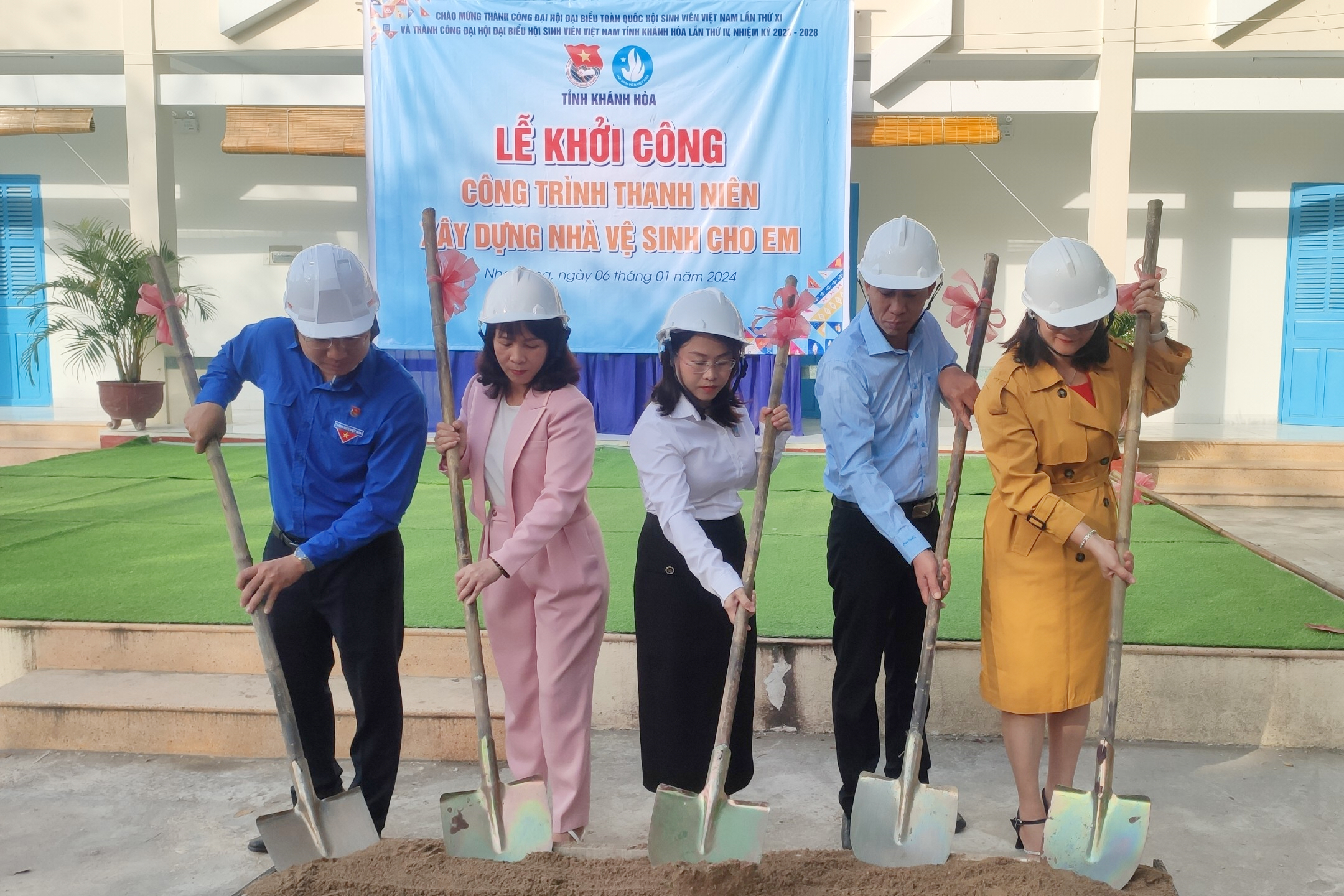 Khởi công công trình thanh niên "Xây dựng nhà vệ sinh cho em" tại Trường Tiểu học Ngọc Hiệp