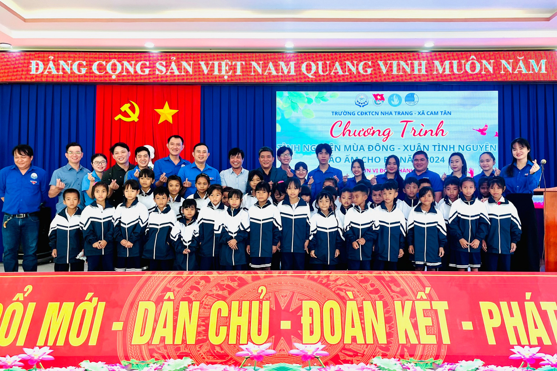 Các đơn vị trao áo ấm cho học sinh.