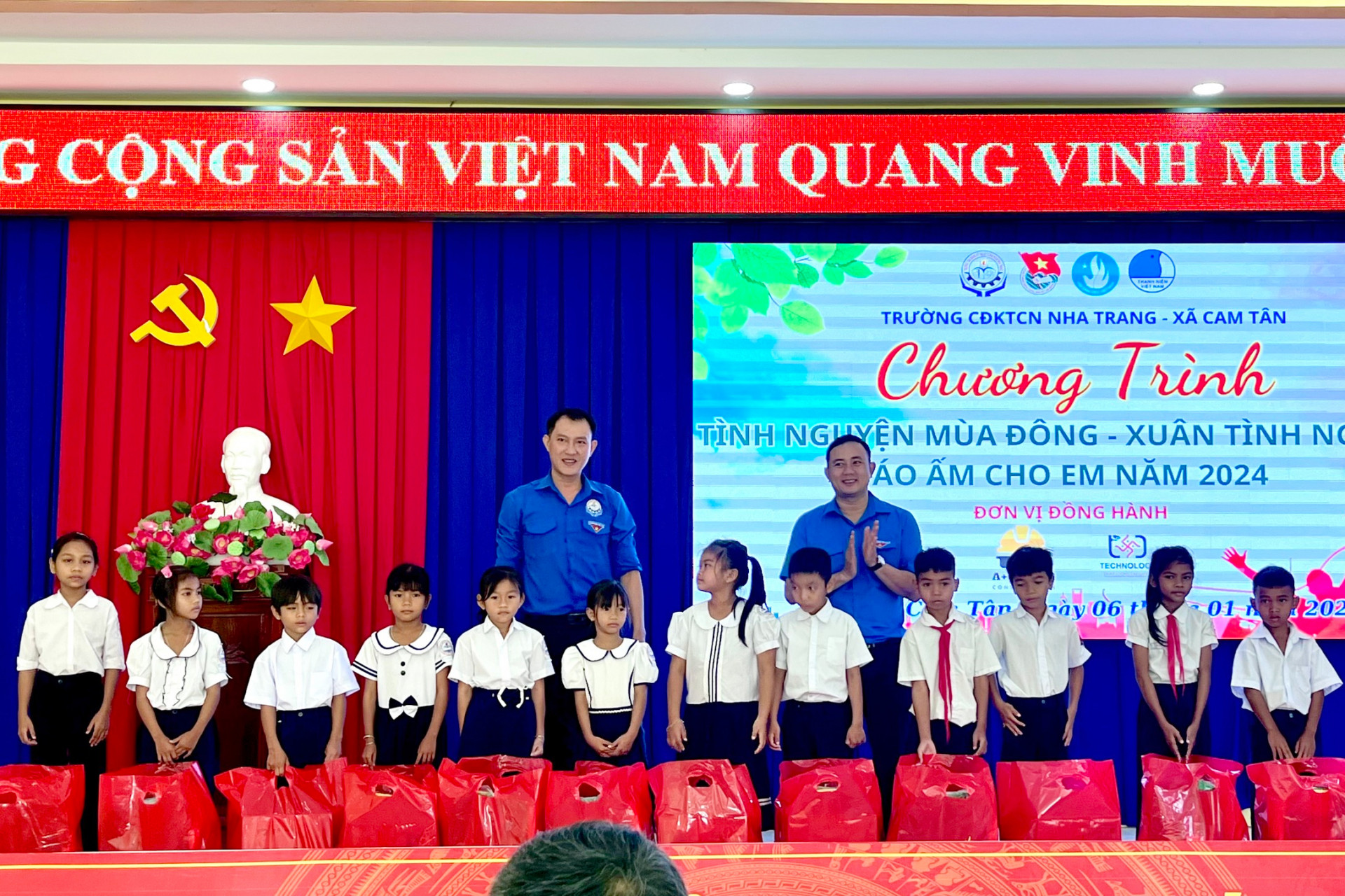 Trao quà cho các học sinh.