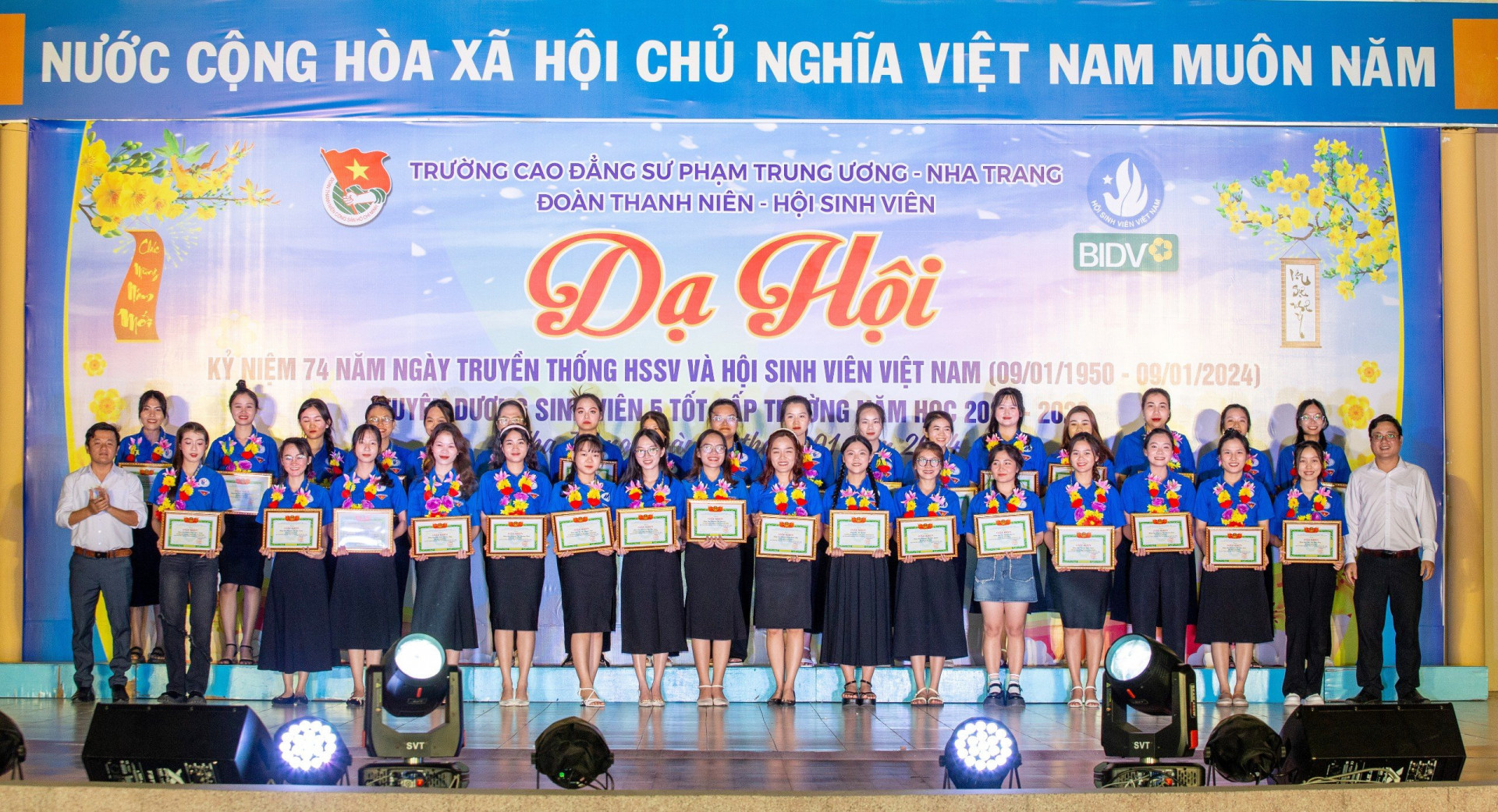 Đoàn trường, Hội Sinh viên trường khen thưởng các sinh viên đạt danh hiệu “Sinh viên 5 tốt” cấp trường năm học 2022 - 2023.