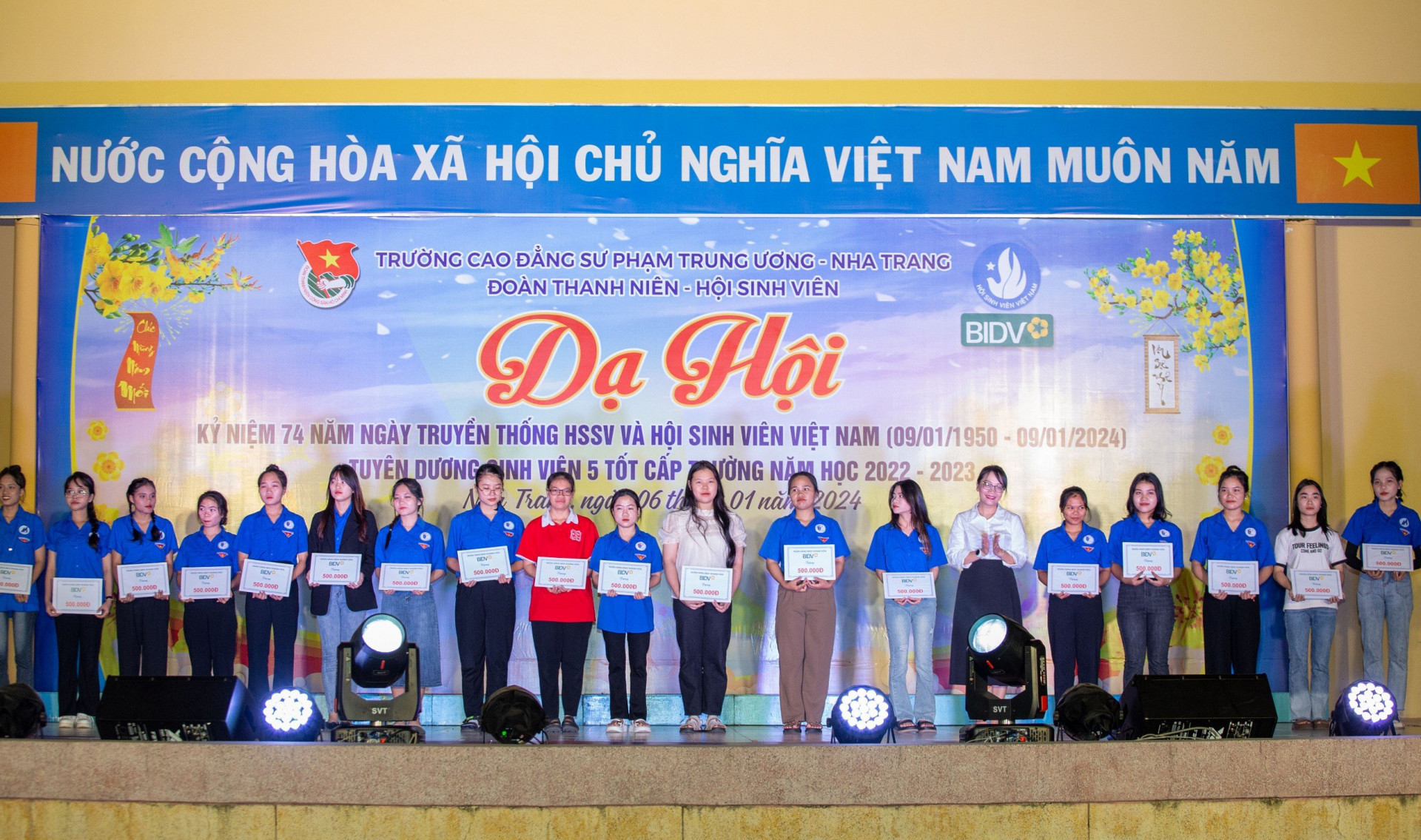 Trao học bổng hỗ trợ các sinh viên.